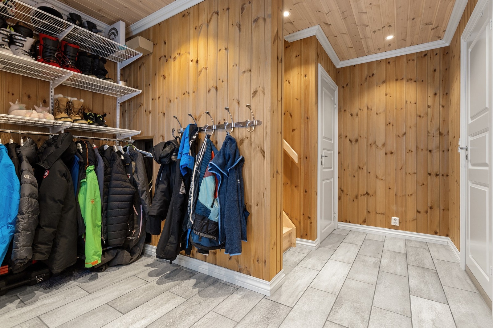 Her er det god plass til å henge fra seg yttertøy og sette fra seg sko Galleribilde