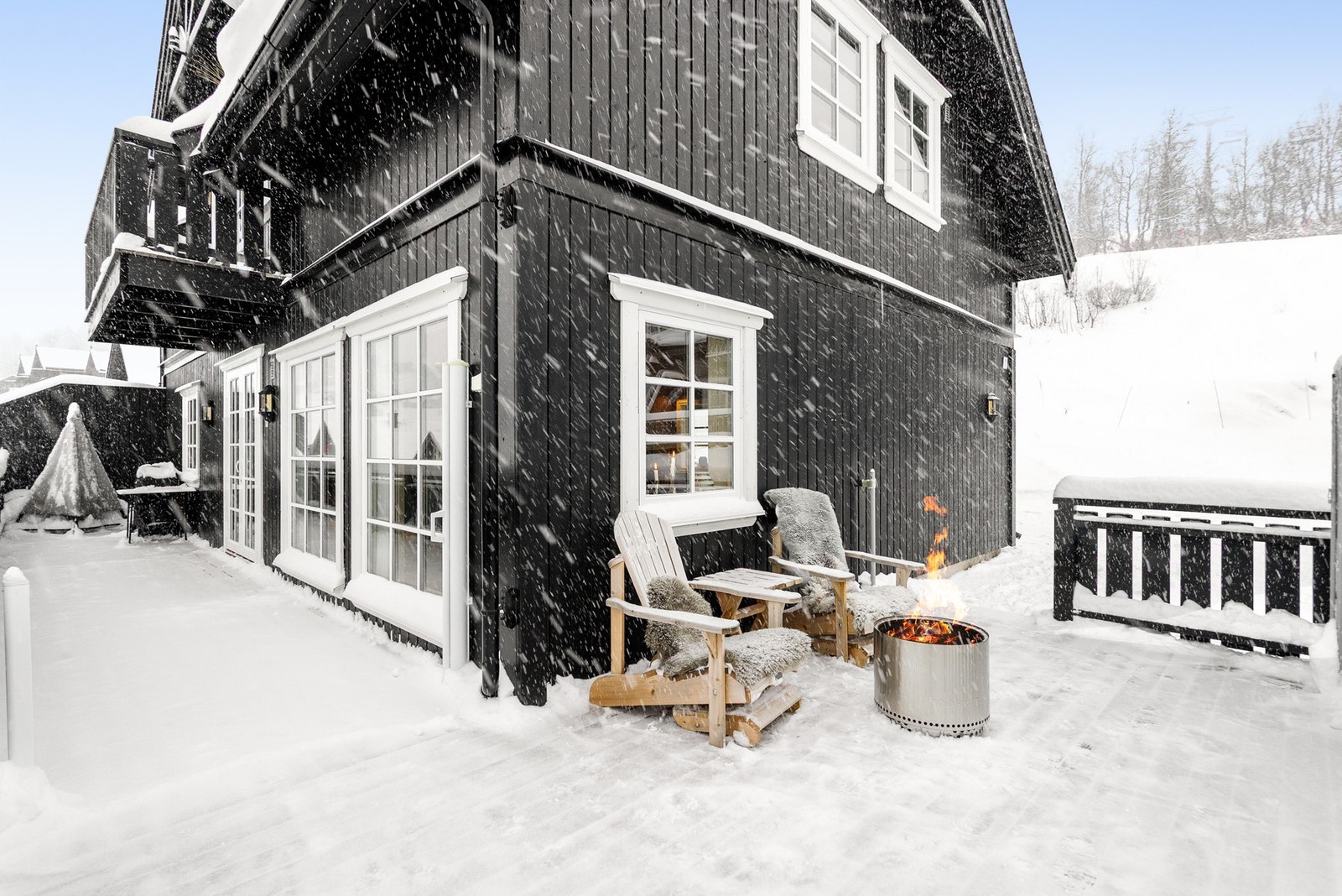 Hytta ligger midt i smørøyet på Rauland. Her når man skisenteret og langrennsløyper uten behov for bil. I tillegg er det ca 10 minutters biltur til Rauland sentrum med butikker og diverse Galleribilde