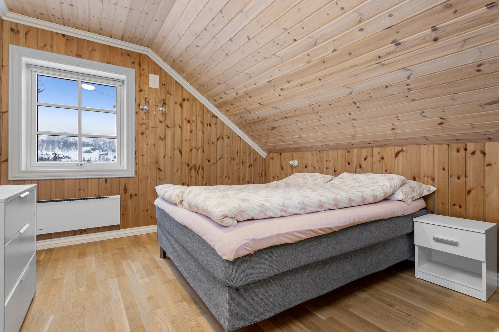 Hytta har 4 soverom av god størrelse. Her er soverom I innredet med dobbeltseng og tilhørende møblement Galleribilde