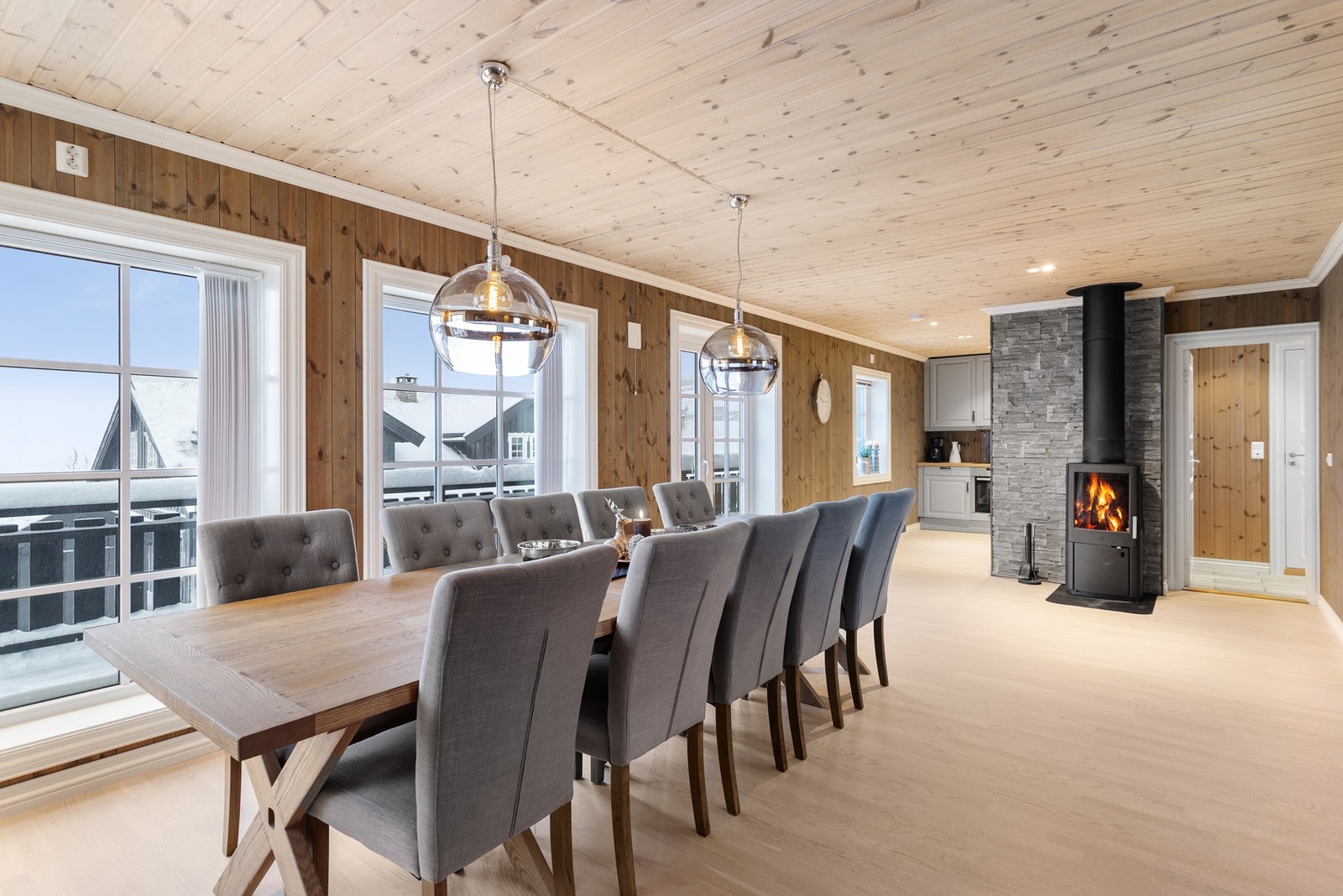 Fin vedovn som varmer godt på kaldere dager. Brannmur forblendet med skiferpanel Galleribilde