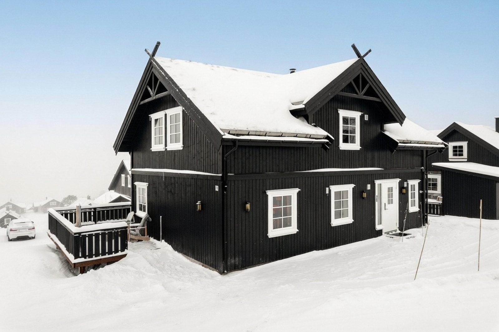 Bilveg helt frem og parkering på egen tomt. Montert elbil-lader. I tillegg er det bygget en utvendig bod på nordsiden av hytta, på 5 kvm Galleribilde