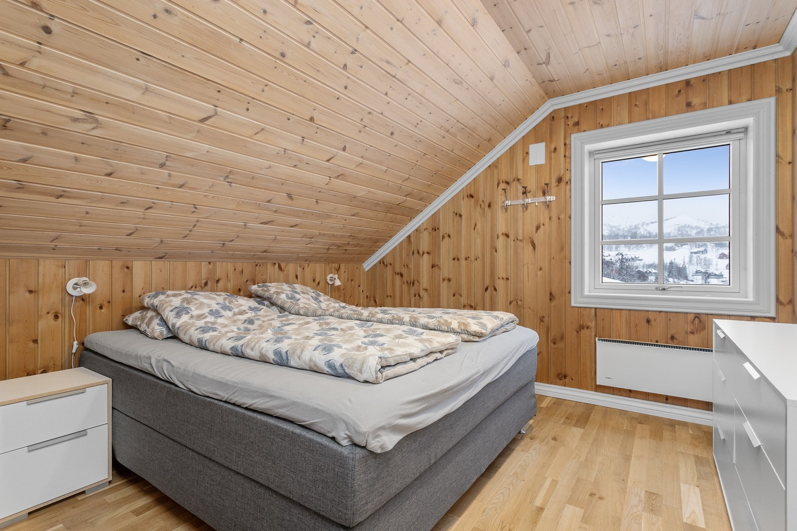 Soverom II innredet med dobbeltseng og tilhørende møblement Galleribilde