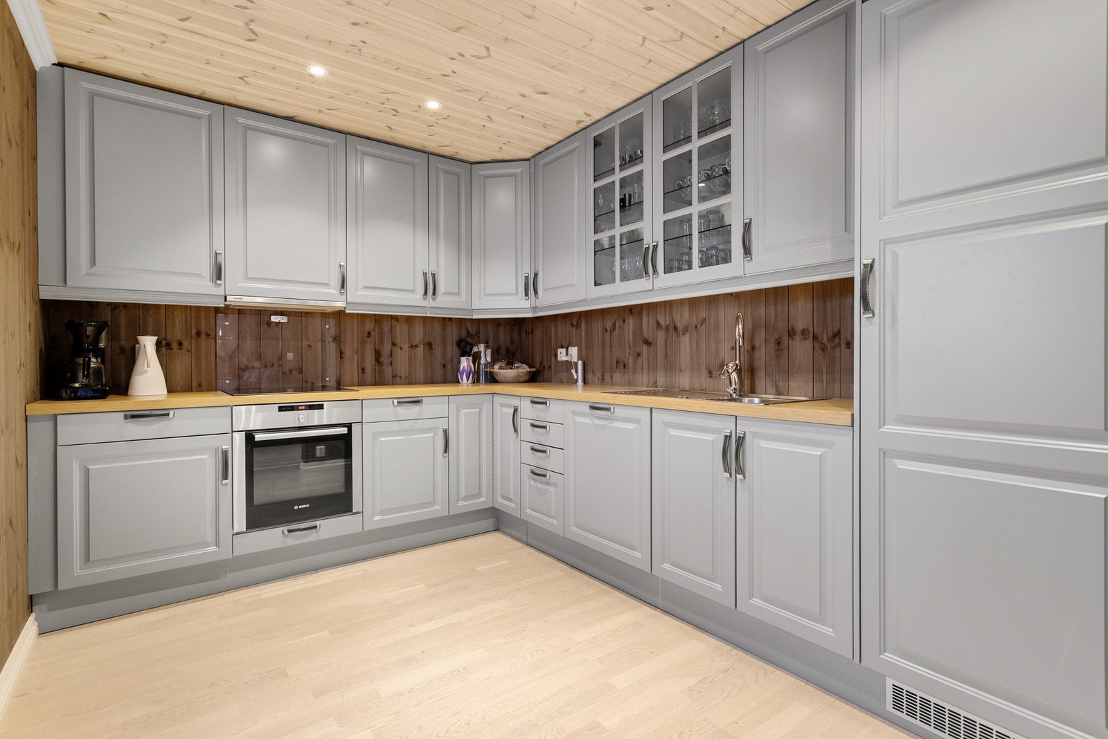 Flott kjøkkeninnredning i heltre fra Nettoline. Profilerte fronter og benkeplate i laminat Galleribilde