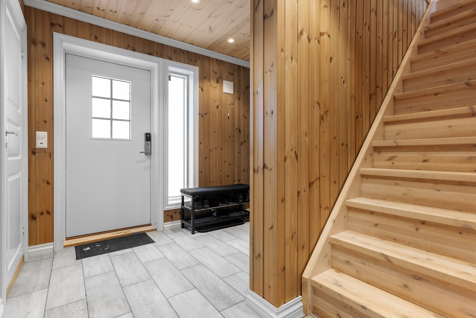 Lys og romslig entré. Flislagt gulv med behagelige varmekabler Galleribilde