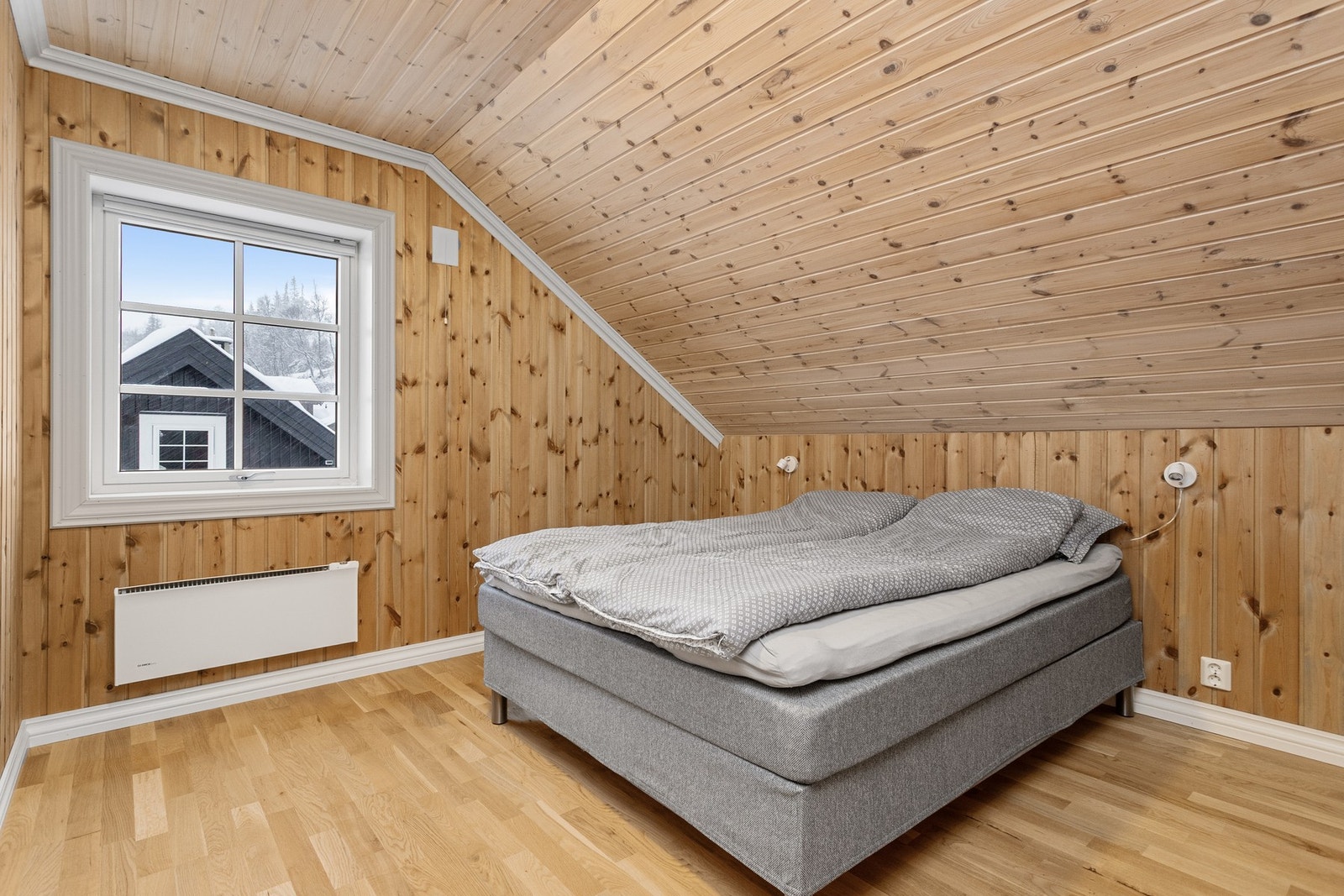 Soverom IV innredet med dobbeltseng Galleribilde