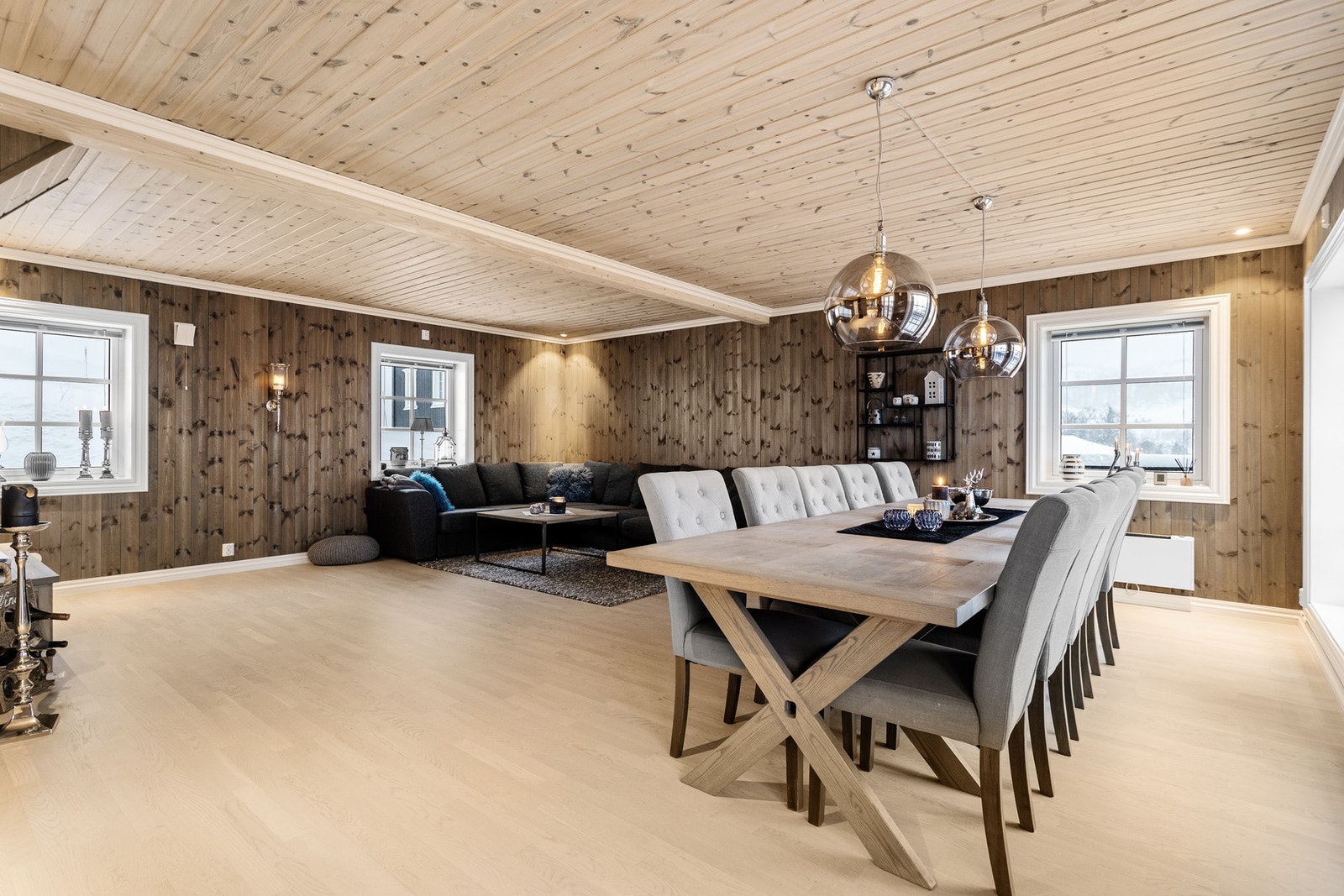 Naturlige soner for møblering av sofa- og spisegruppe Galleribilde