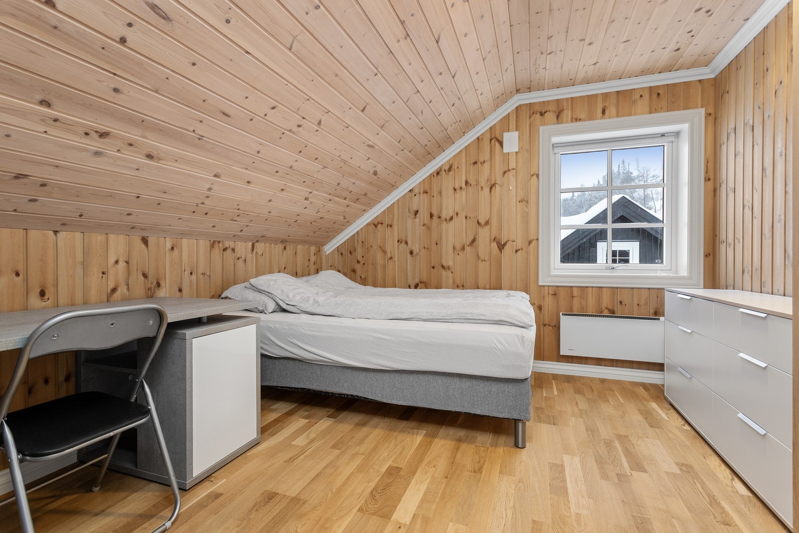 Soverom III innredet med dobbeltseng. Om man ønsker kan et av soverommene fint innredes som "hyttekontor" Galleribilde