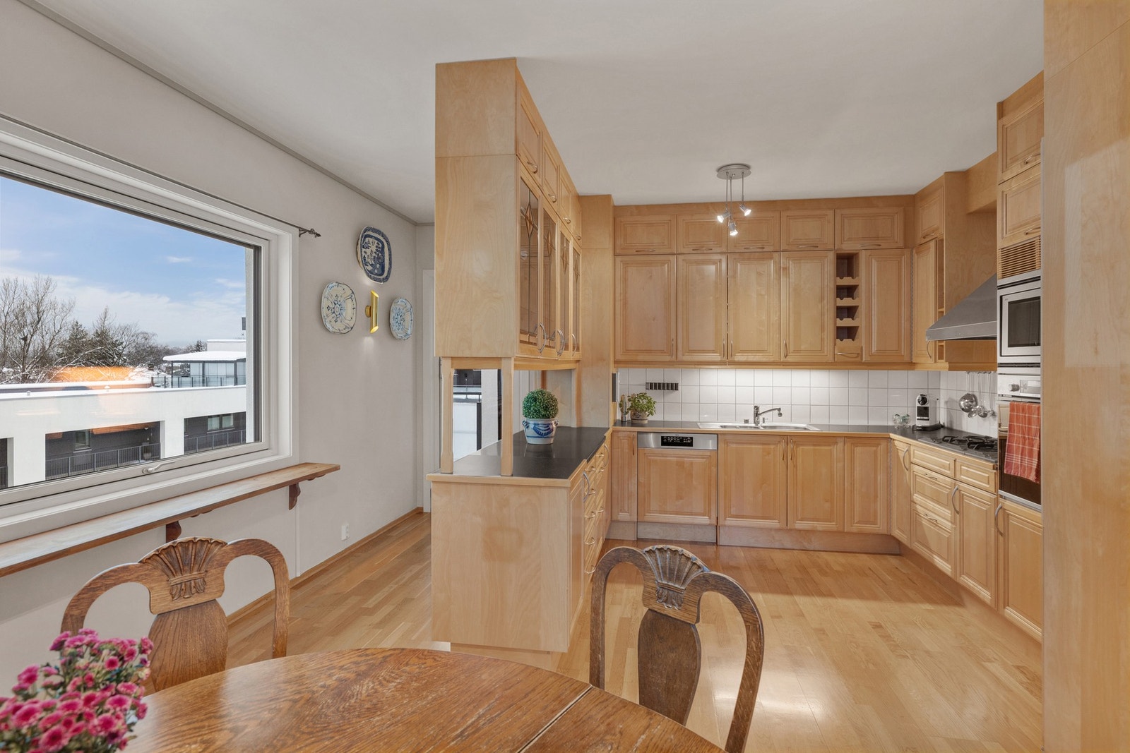 Kjøkken fra 2003 med fronter i finert utførelse, benkeplate i treverk og laminat. Flislagt vegg over kjøkkenbenk. Galleribilde