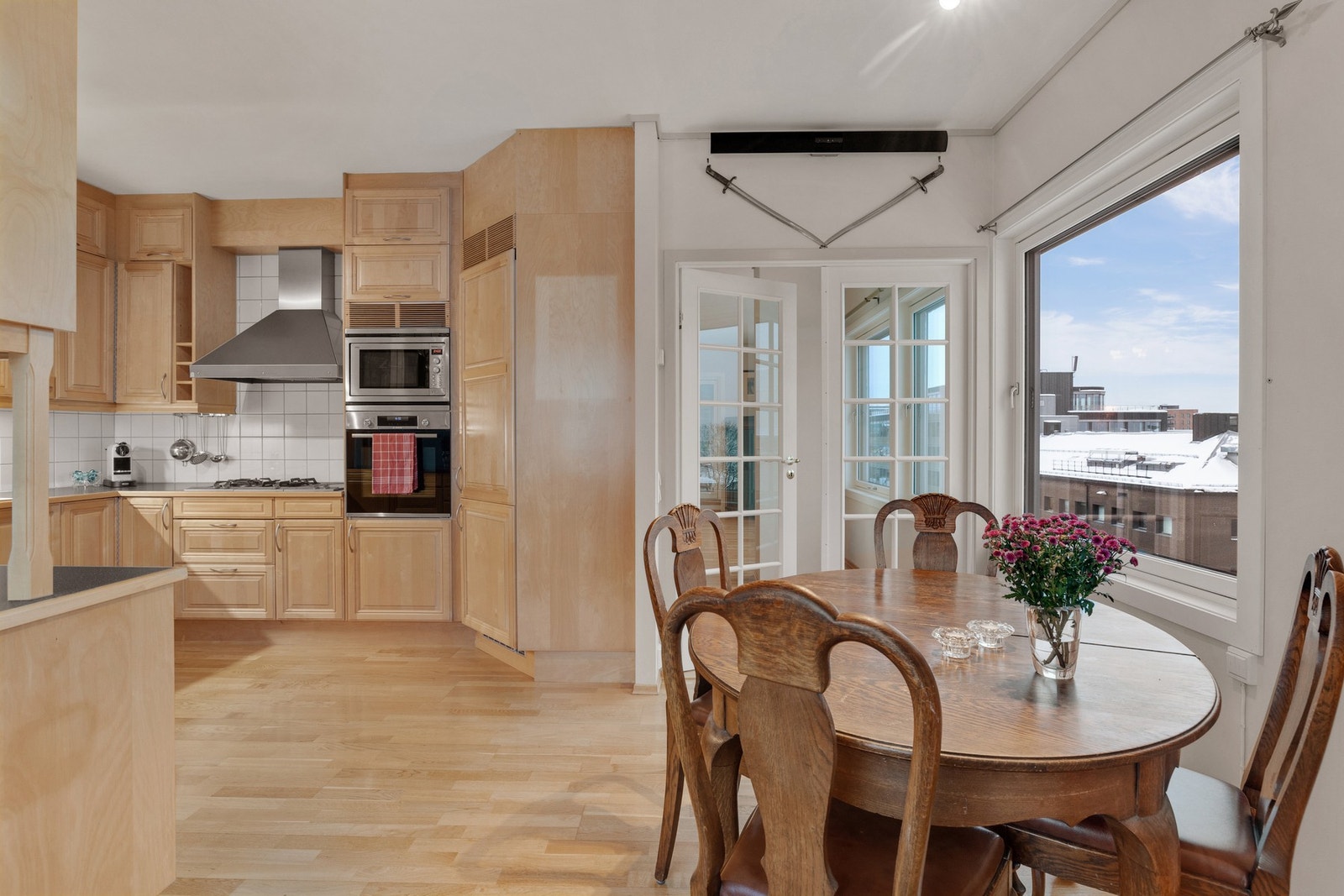 Kjøkkenet er av god størrelse - Her kan man samle venner og familie til et hyggelig måltid. Galleribilde