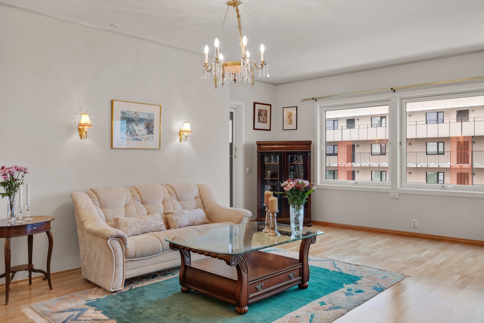 Store vinduer som slipper inn godt med naturlig lys. Galleribilde