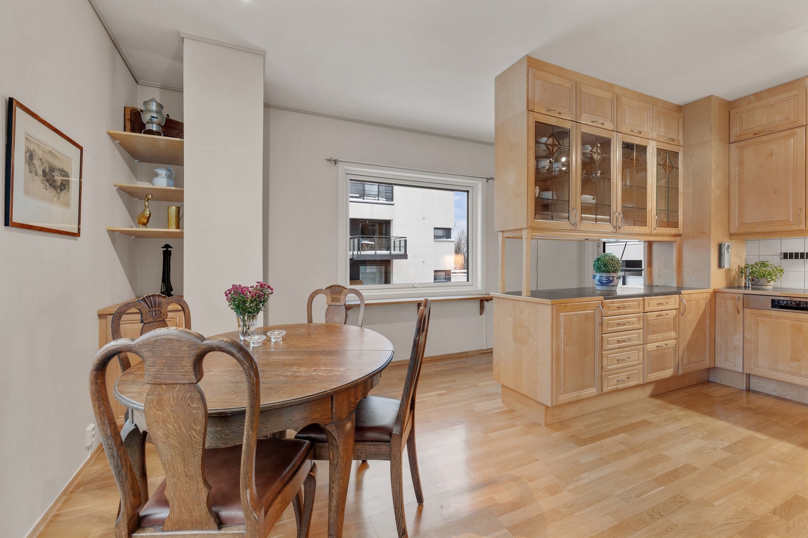 Stort og pent kjøkken som har god plass til spisebord. Galleribilde