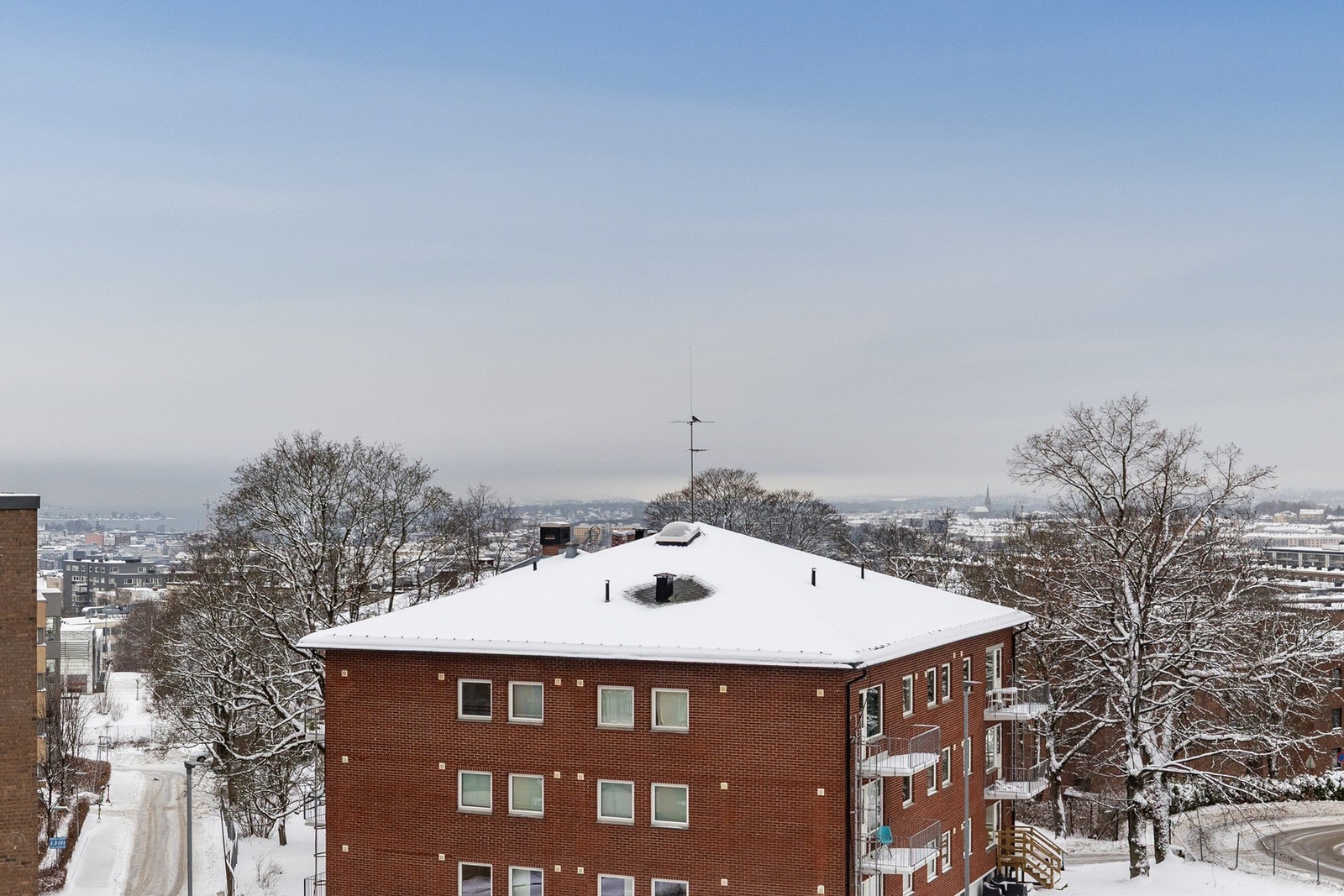 Pen 4-roms leilighet på ca. 125 kvm i 5.etasje med garasjeplass, to balkonger, to bad og vaskerom. Her kan man nyte boligens mange kvaliteter og en fantastisk utsikt! Galleribilde