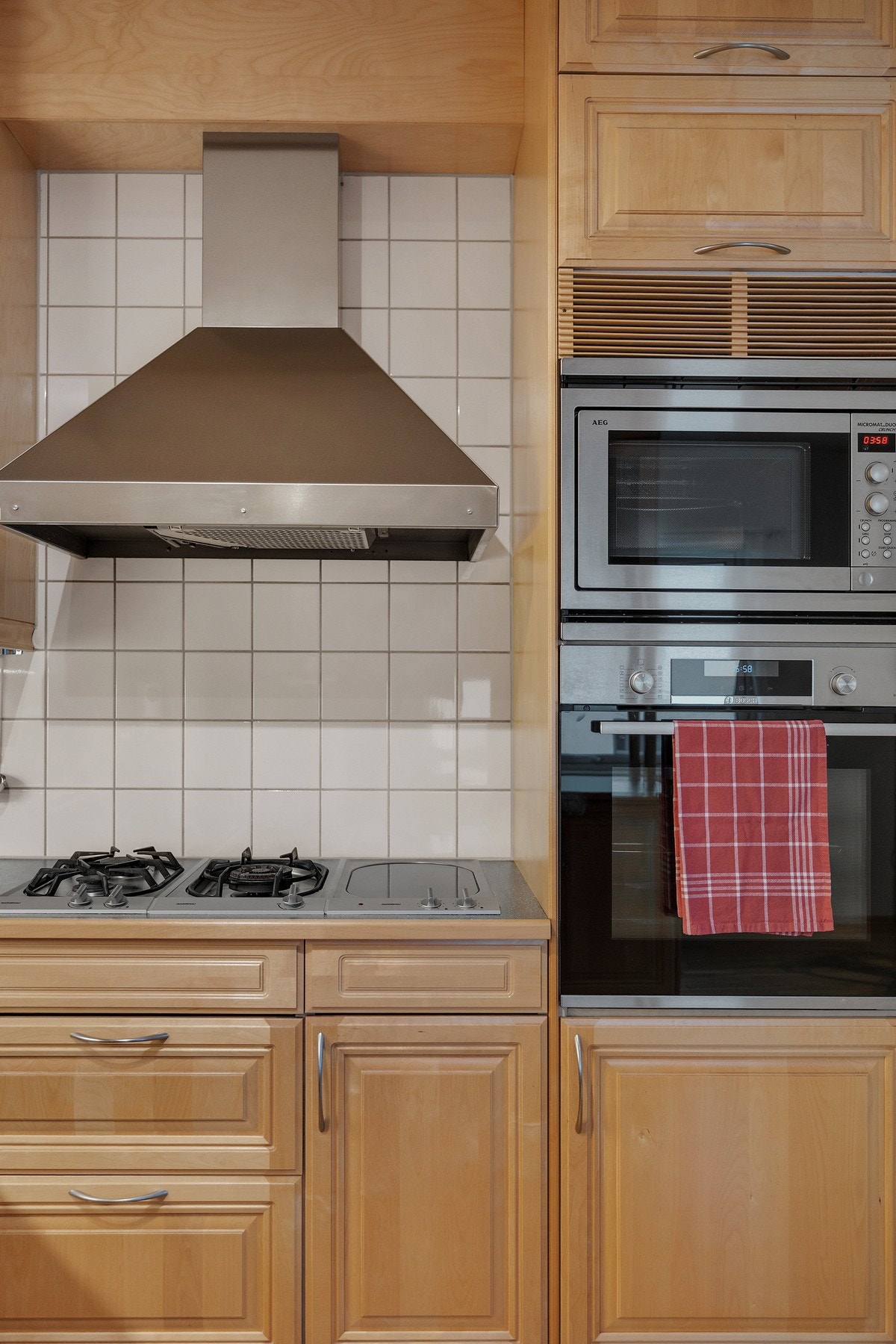 Det er kjøkkenventilator med avtrekk ut. Ført over tak. Galleribilde