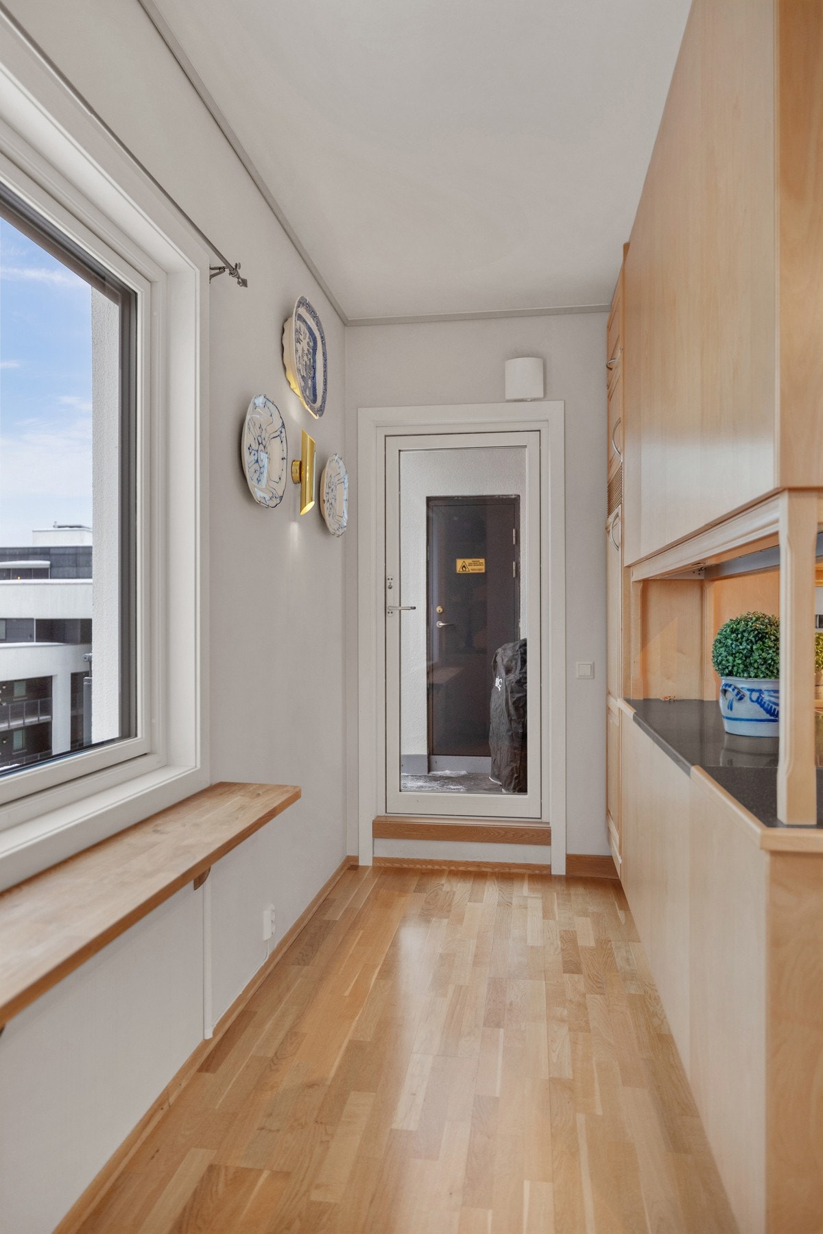 Fra kjøkkenet er det utgang til en herlig balkong og utvendig bod. Galleribilde