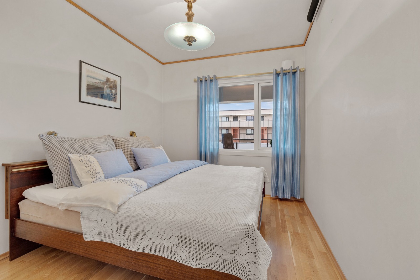 Stort vindu som slipper inn godt med naturlig lys. Galleribilde