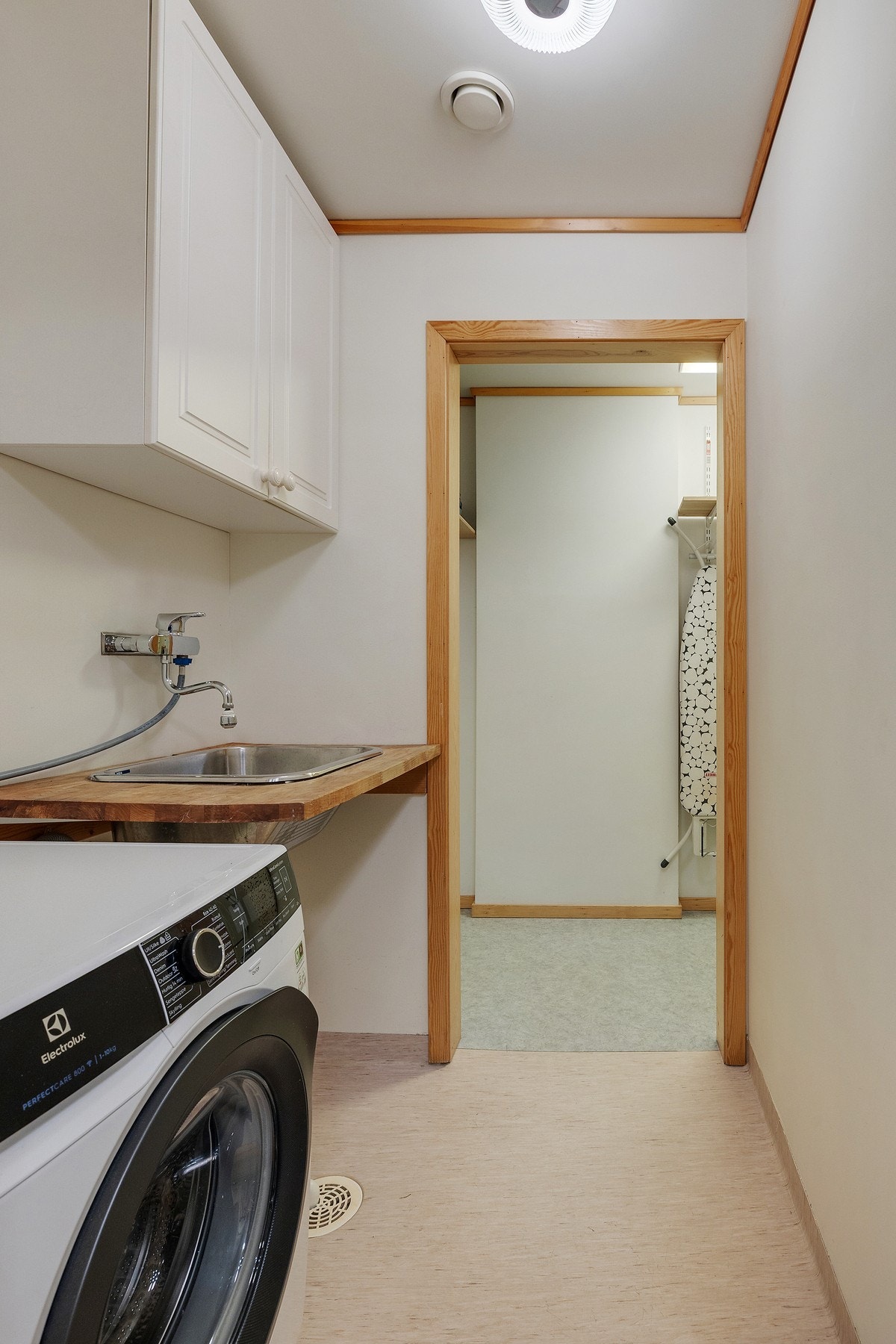 Leiligheten har eget vaskerom som gir en ryddig og funksjonell hverdag. Galleribilde