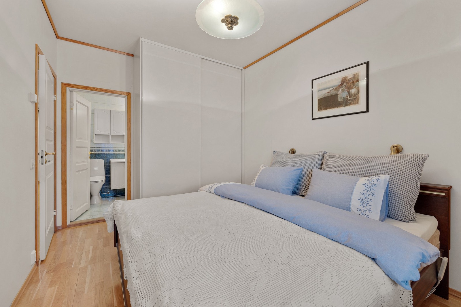 Praktisk garderobeskap. Fra rommet er det direkte tilkomst til et stort, flislagt bad. Galleribilde