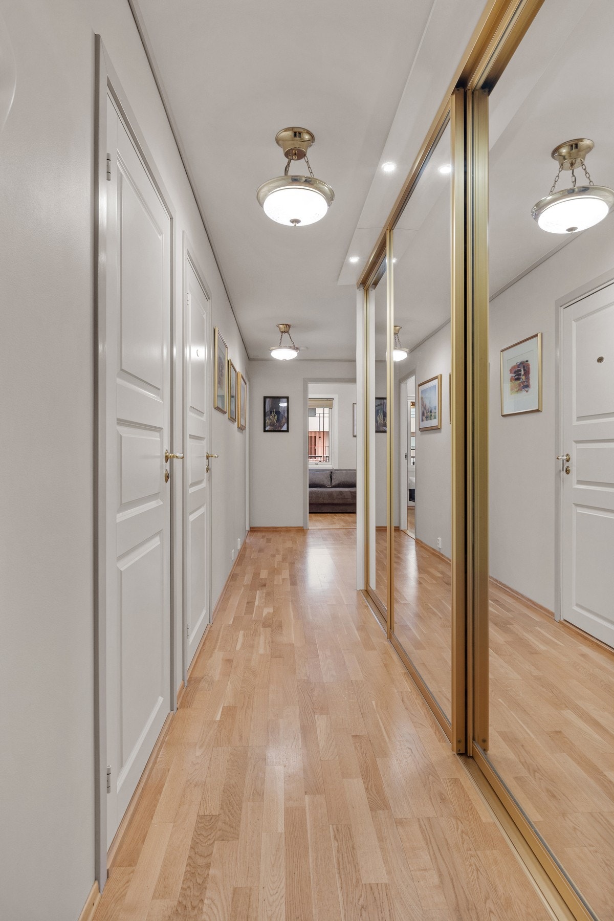 Gode oppbevaringsmuligheter i stor skyvedørsgarderobe. Galleribilde