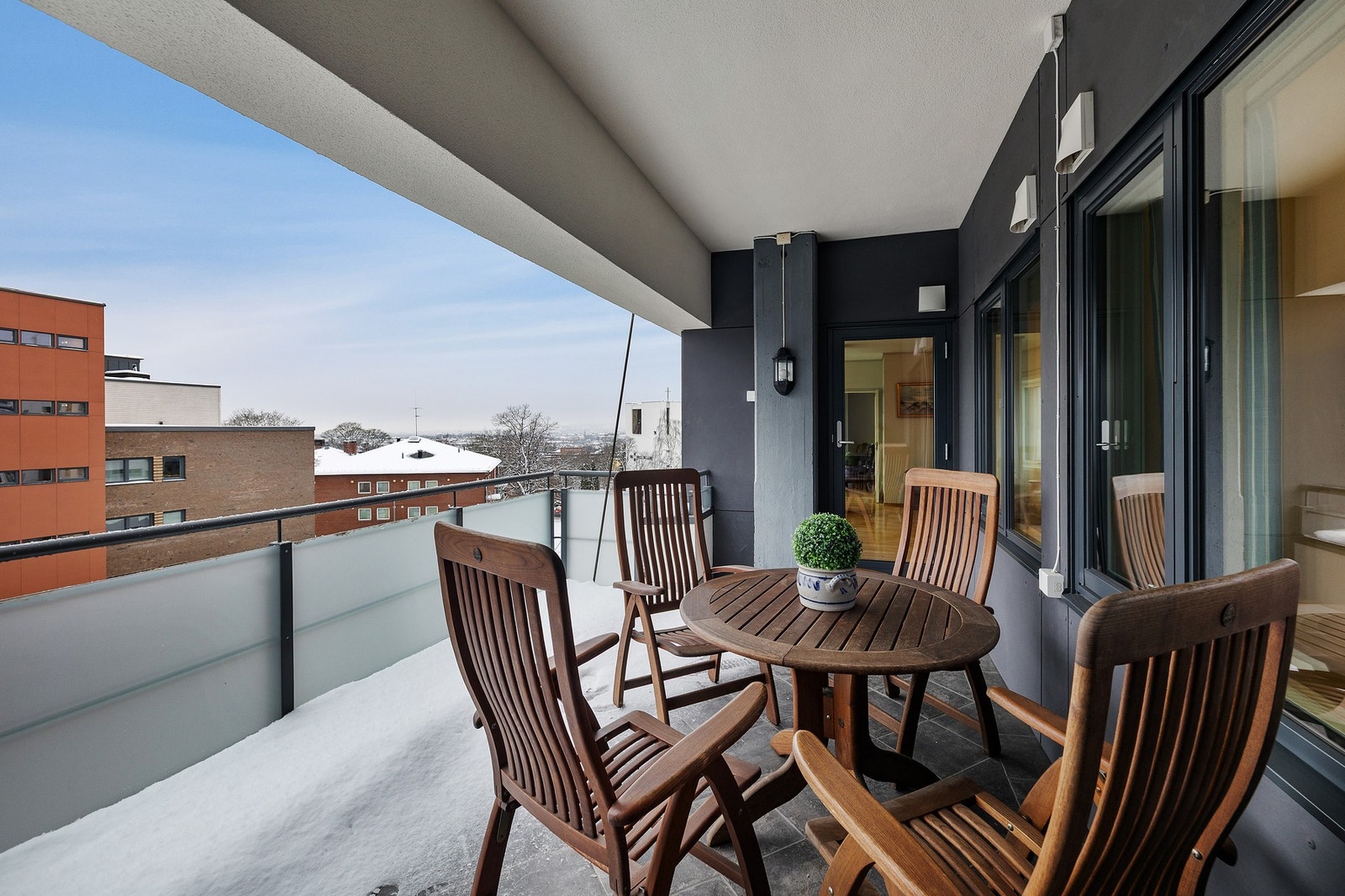 Stor balkong - Perfekt for sosiale sammenkomster og rolige dager i solen. Galleribilde