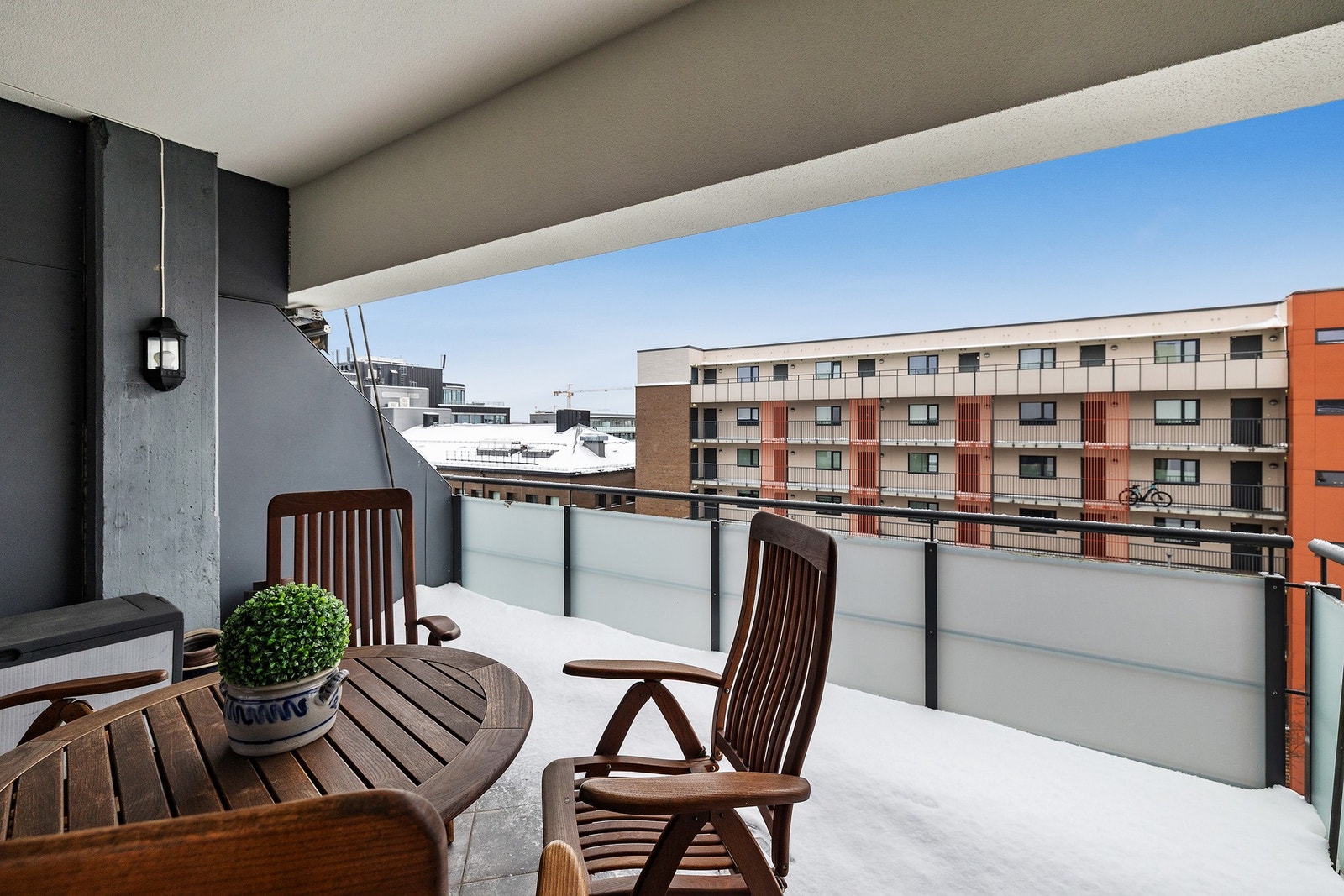 Stor og solrik balkong - Et perfekt sted å nyte fine dager. Galleribilde