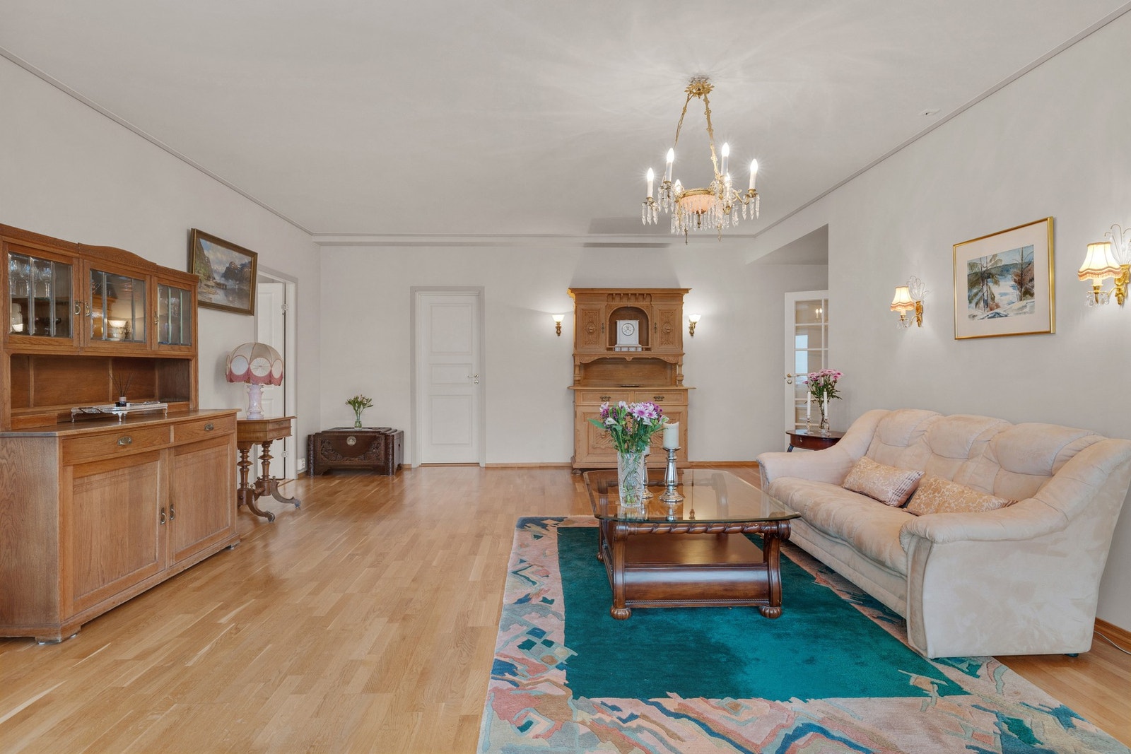 Den store stuen gir flere og gode møbleringsmuligheter. God takhøyde! Galleribilde