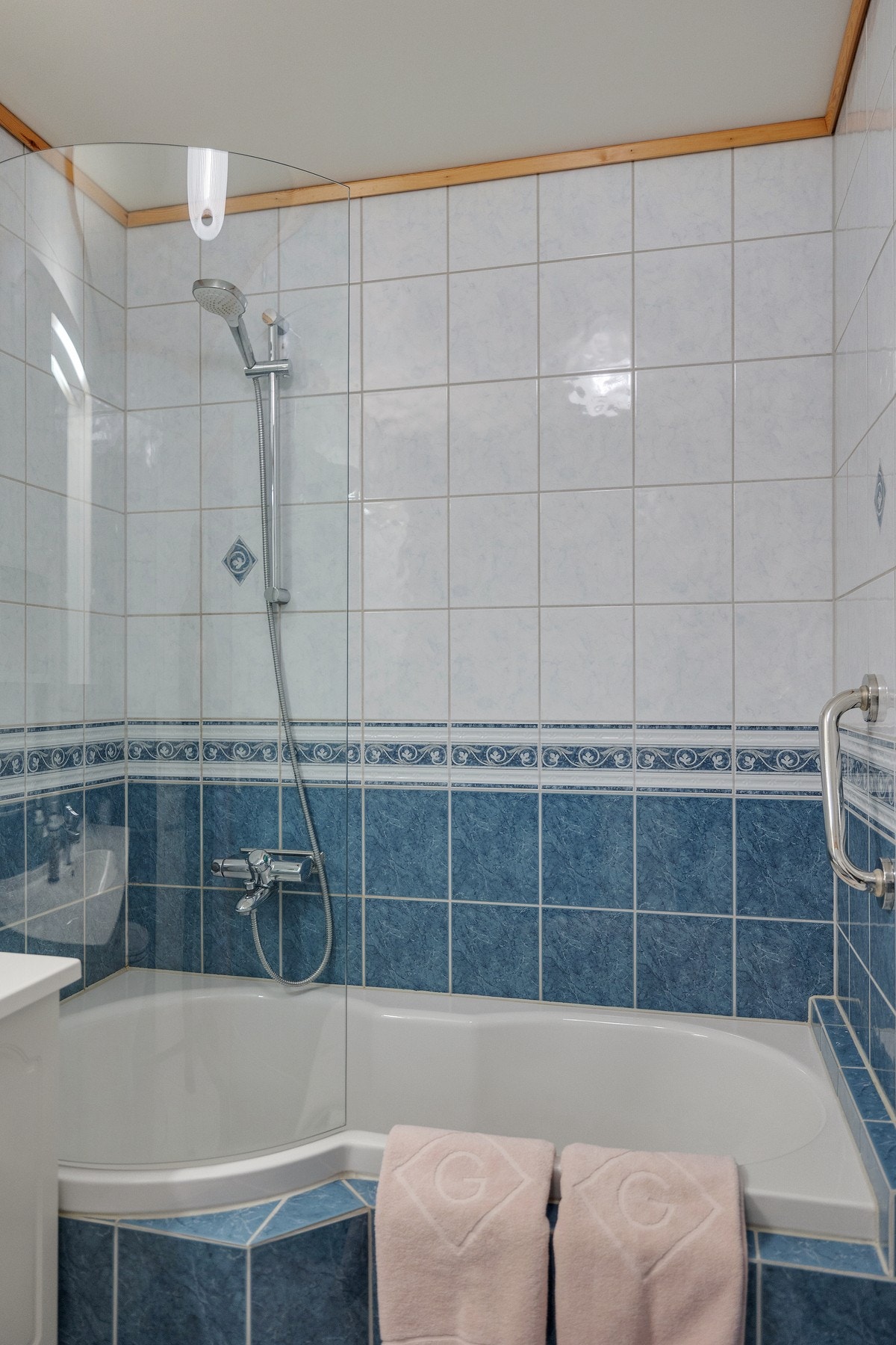 Praktisk badekar som passer utmerket for barnefamilier. Galleribilde