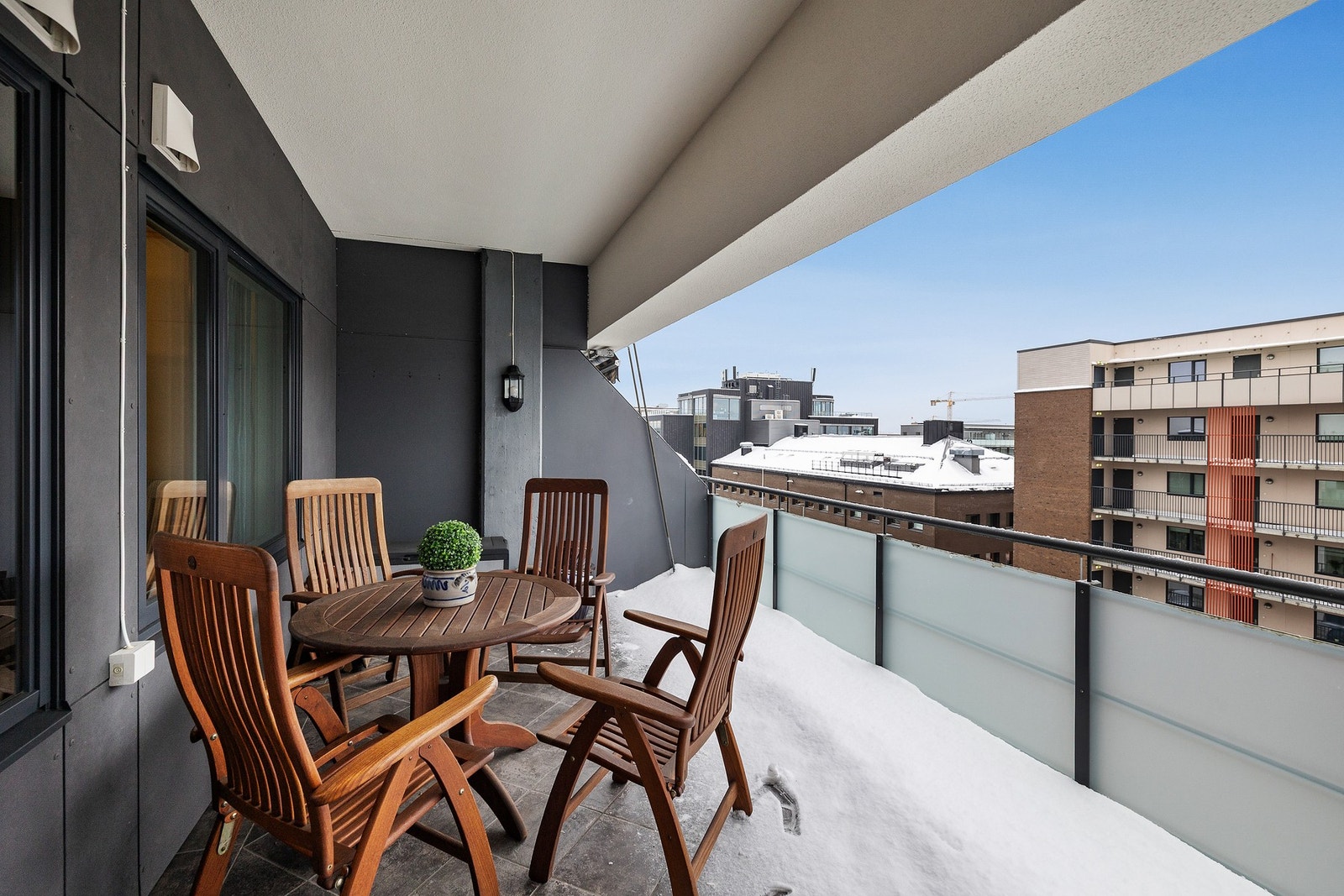 Her er det god plass til utemøbler, grill og beplantning. Galleribilde