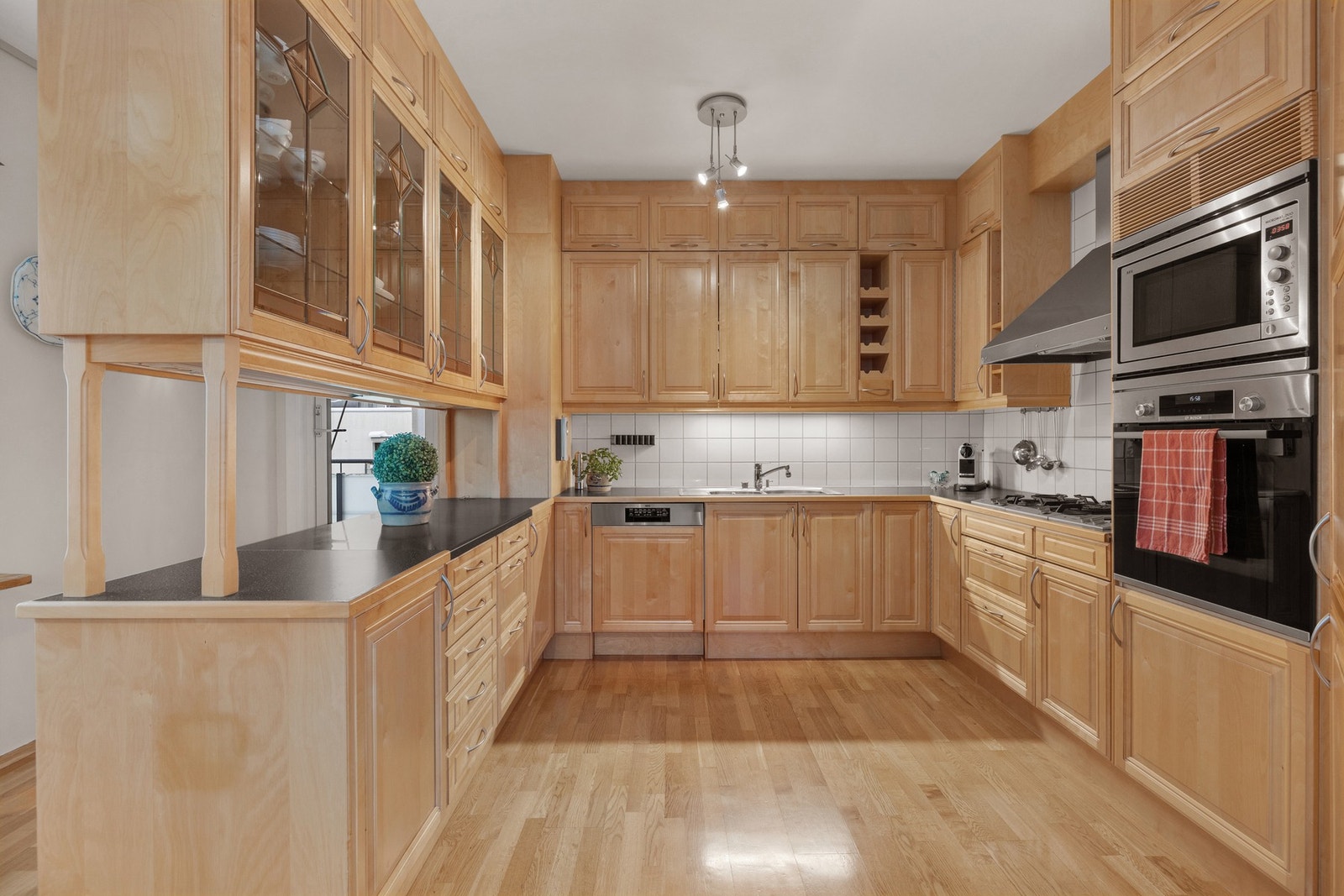 Kjøkkenet har rikelig med skap- og benkeplass. Galleribilde