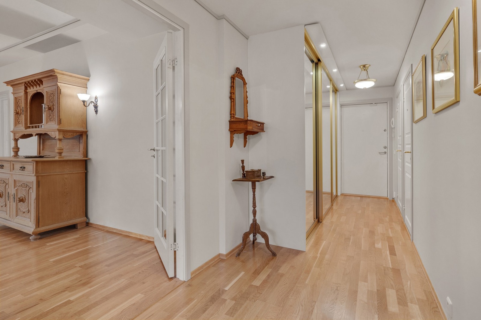 Romslig entré som gir et hyggelig og innbydende førsteinntrykk. Galleribilde