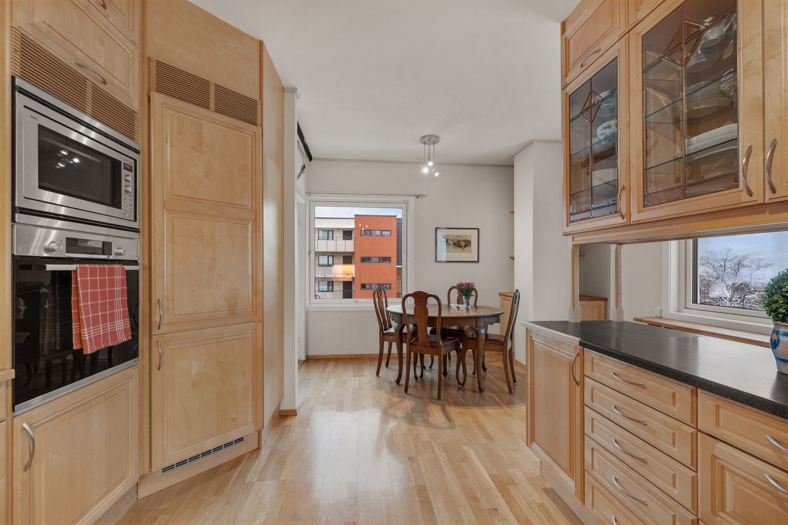 Kjøkkenet har integrerte hvitevarer med platetopp, gasstopp, mikrobølgeovn,
stekeovn, oppvaskmaskin og kjøl-frys. Galleribilde