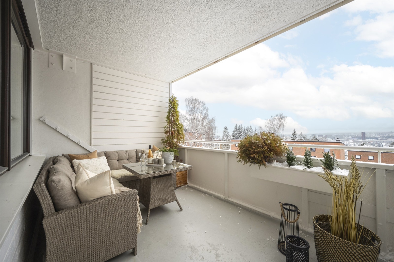 Boligen ligger fint til i borettslaget og består av entré, stue, kjøkken, bad og 2 soverom. Galleribilde