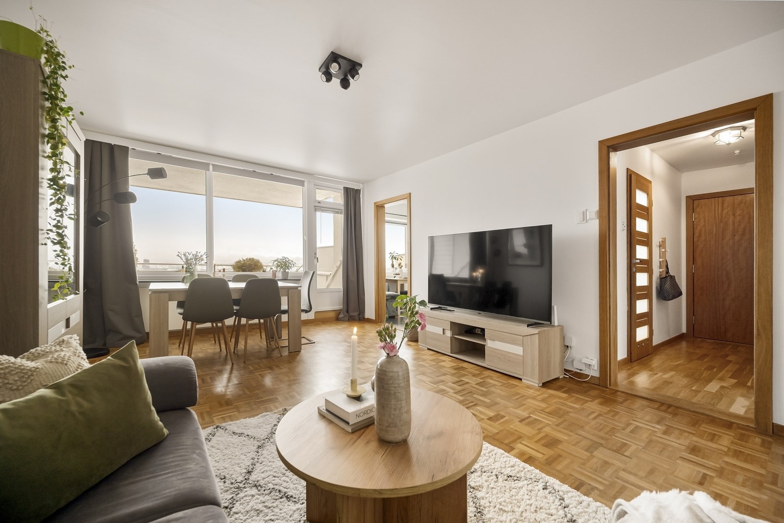 Stuen er av god størrelse og de store vindusflatene sørger for masse naturlig lys. Galleribilde