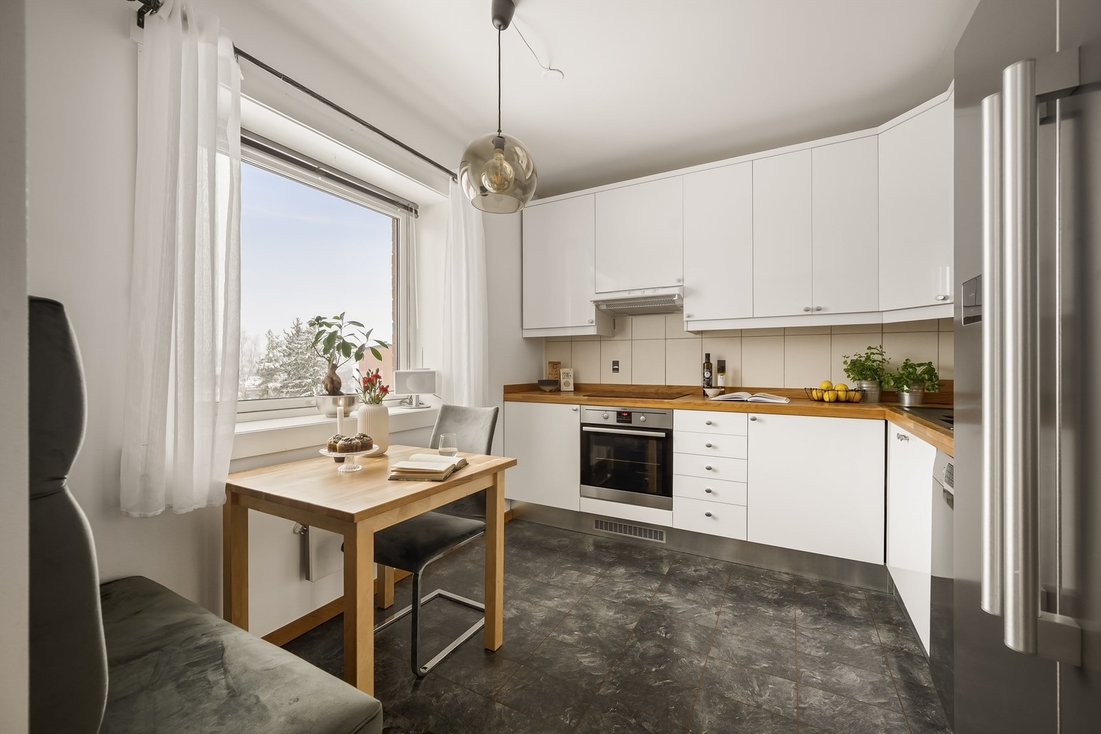 Stilrent og nøytralt kjøkken med glatte fronter og benkeplate i heltre. Ingen innsyn! Galleribilde