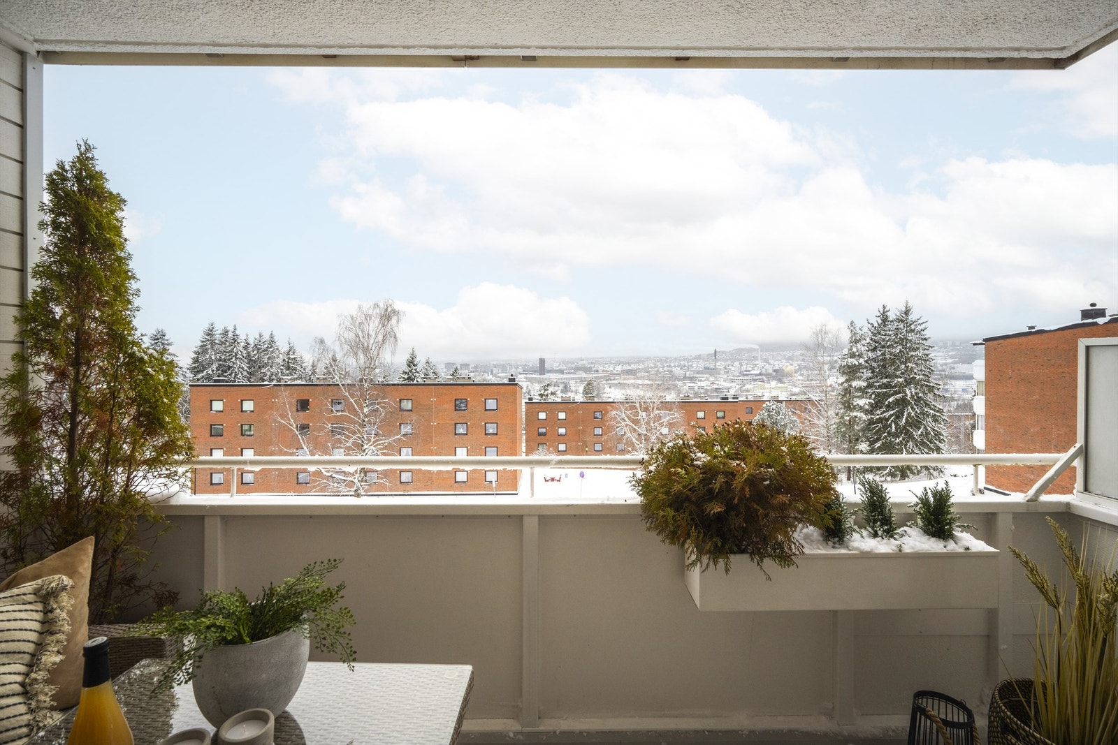 Fra stuen er det videre utgang til en solrik balkong på 9 kvm. Galleribilde