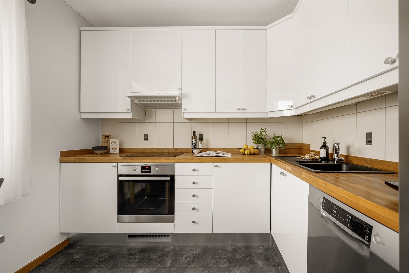 Kjøkkenet bærer preg av noe bruksslitasje men fremstår ellers godt vedlikeholdt og moderne. Galleribilde