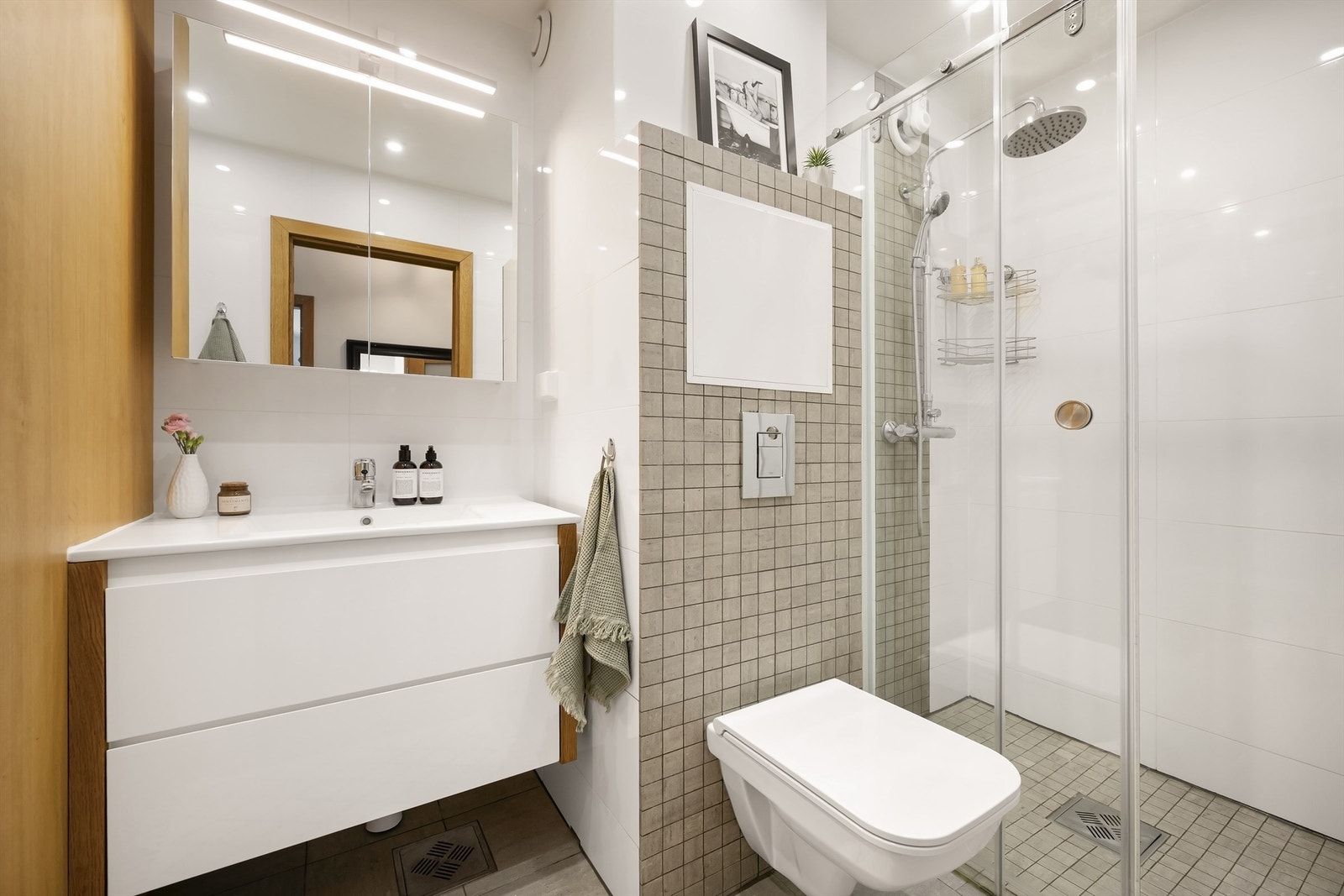 Flott bad rehabilitert i 2017. Downlights, varmekabler og tidløse fargevalg. Galleribilde