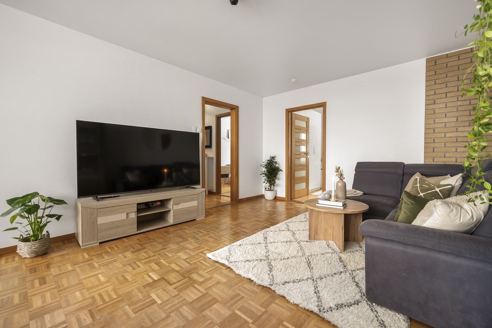 Grunnet det svært praktiske dørplasseringen er rommet enkelt å møblere. Galleribilde