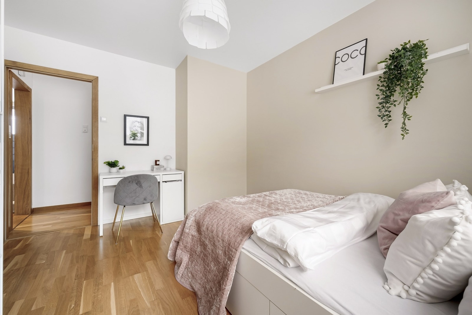 God plass til en større seng, garderobe og skrivebord. Galleribilde