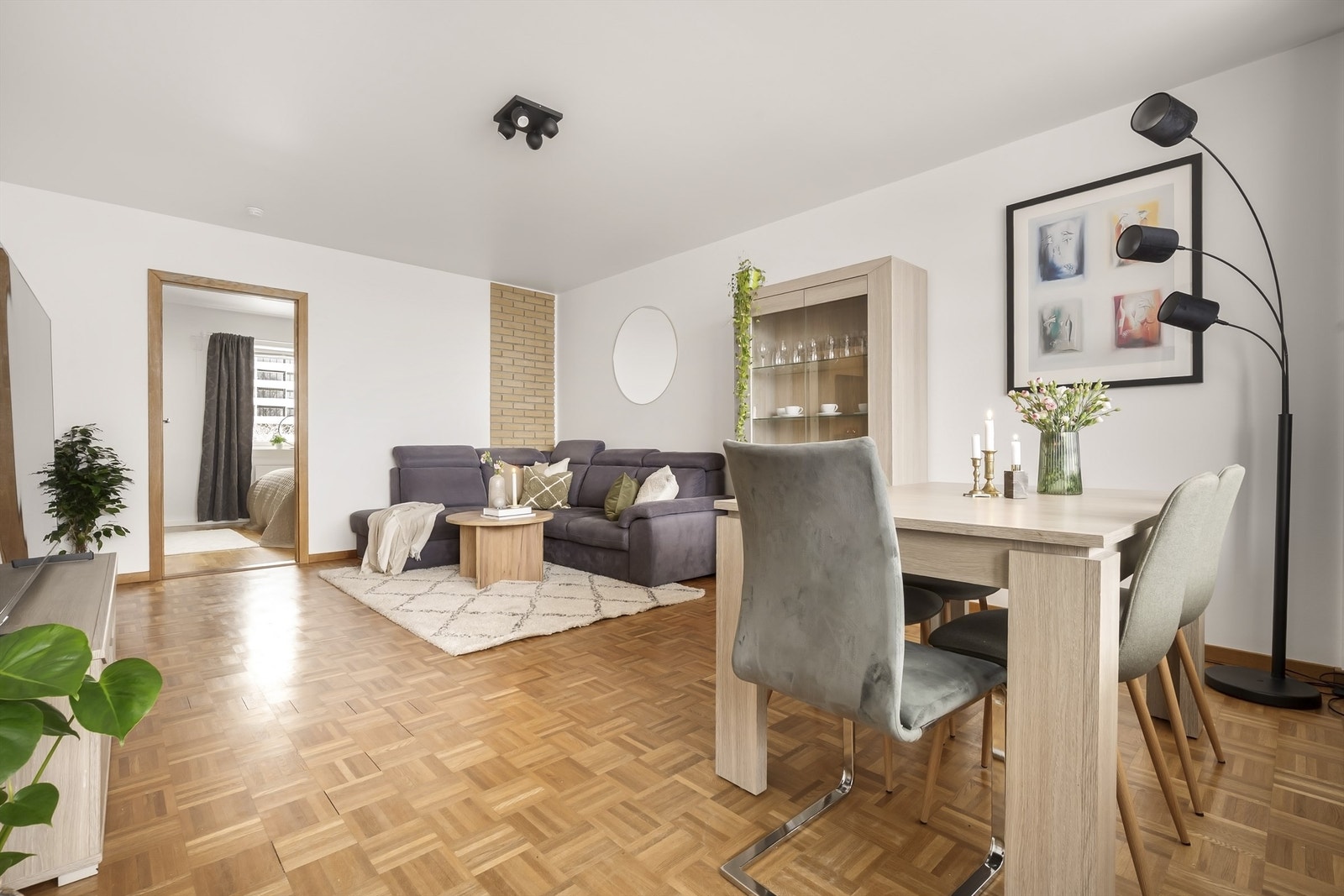 Gulvflater er belagt med parkett i de fleste oppholdsrom. Glatte, malte veggflater. Galleribilde