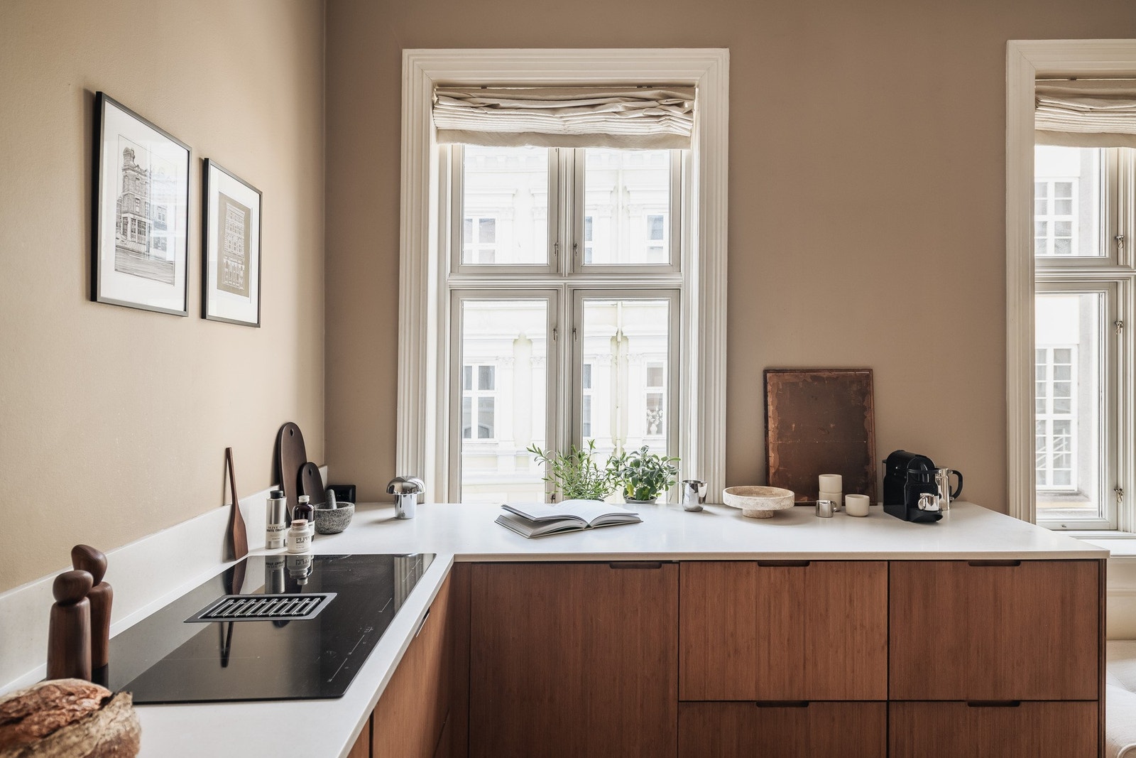 Benkeplaten i Corian gir rikelig med arbeidsflate, og induksjonstoppen har integrert kullfiltervifte. Galleribilde