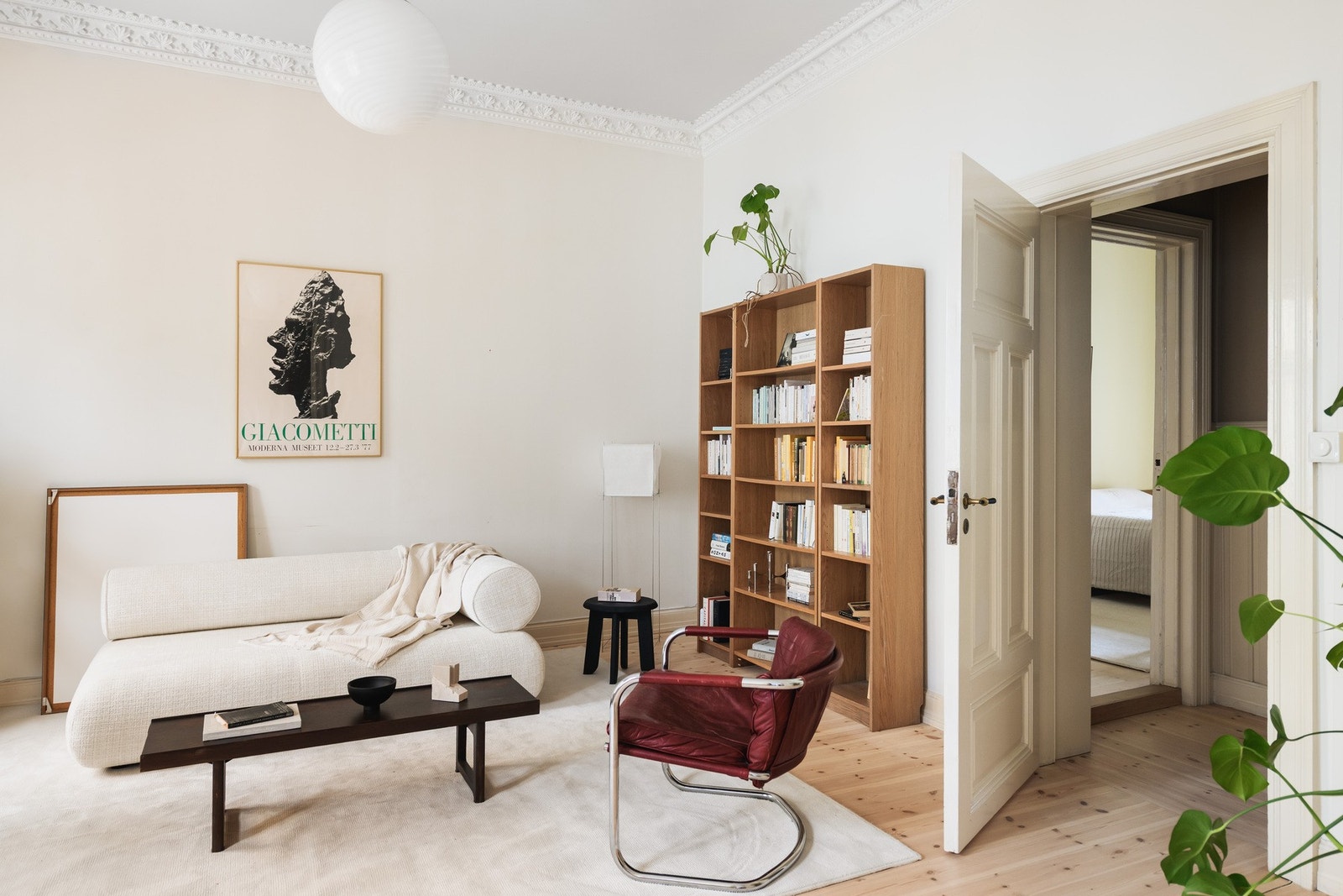 Stuen er lys og romslig, med plass til flere sittesoner og møbleringsmuligheter. Galleribilde