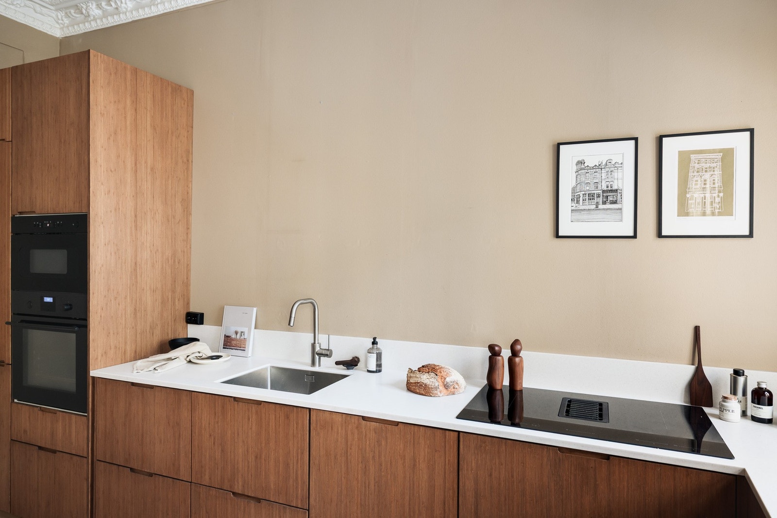 Her er det integrert stekeovn, mikrobølgeovn og en underlimt kum med uttrekkbar spylefunksjon. Galleribilde