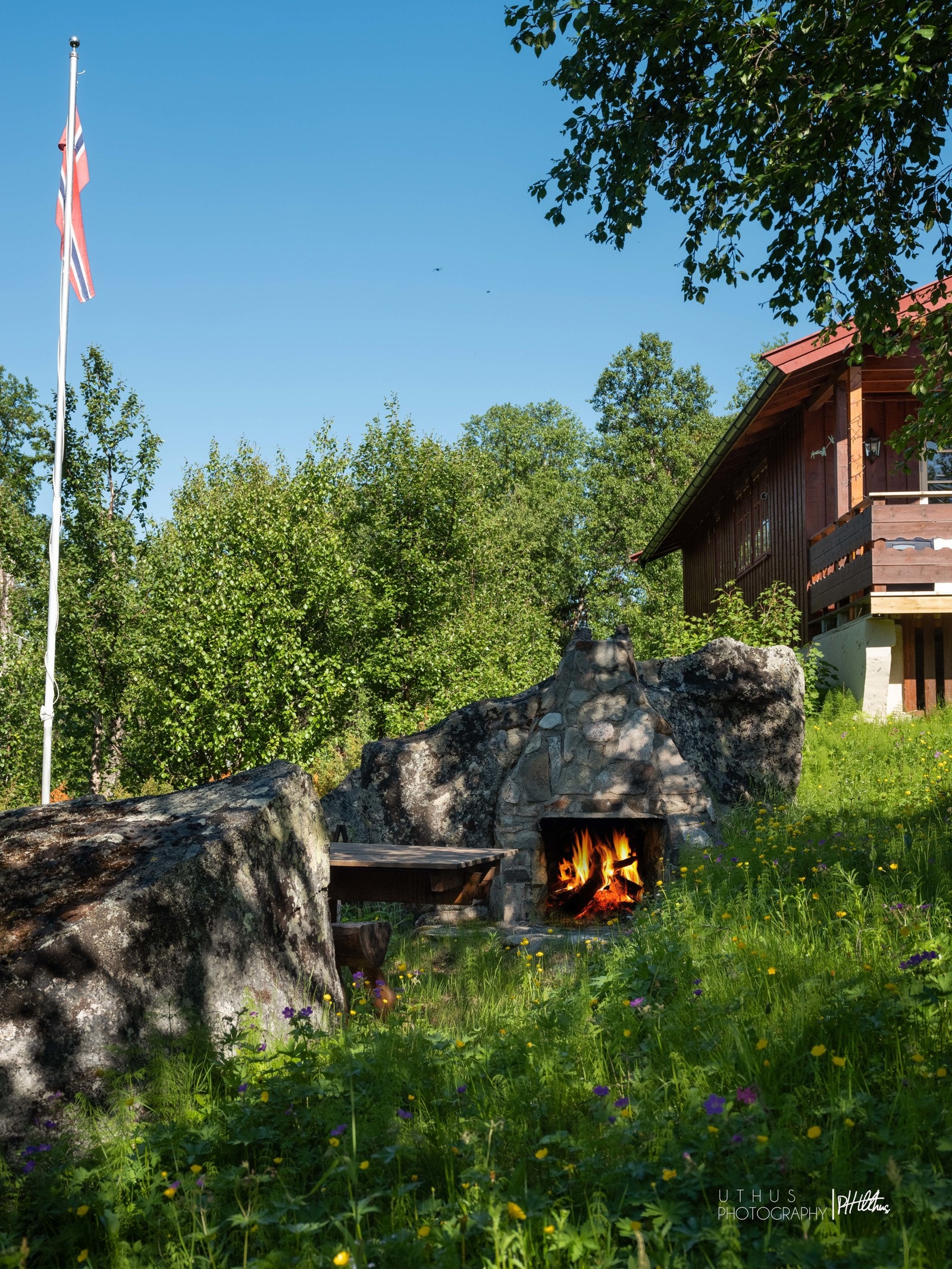 Grillplassen har oppmurt utepeis Galleribilde