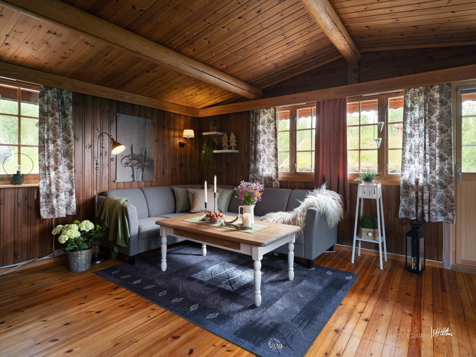 Lune behagelige farger og røstet himling gir den gode hyttefølelsen. Galleribilde