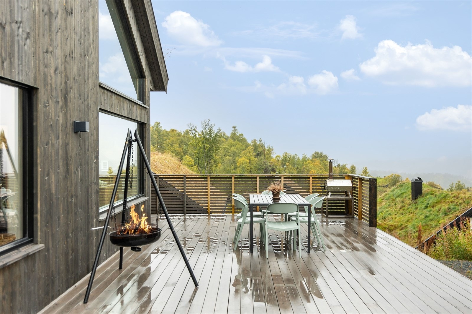 Rauland sentrum ligger kun 10 minutter unna og her finner man matbutikker, sportsbutikk, restaurant, kafe, bensinstasjon, idrettsanlegg og svømmehall Galleribilde