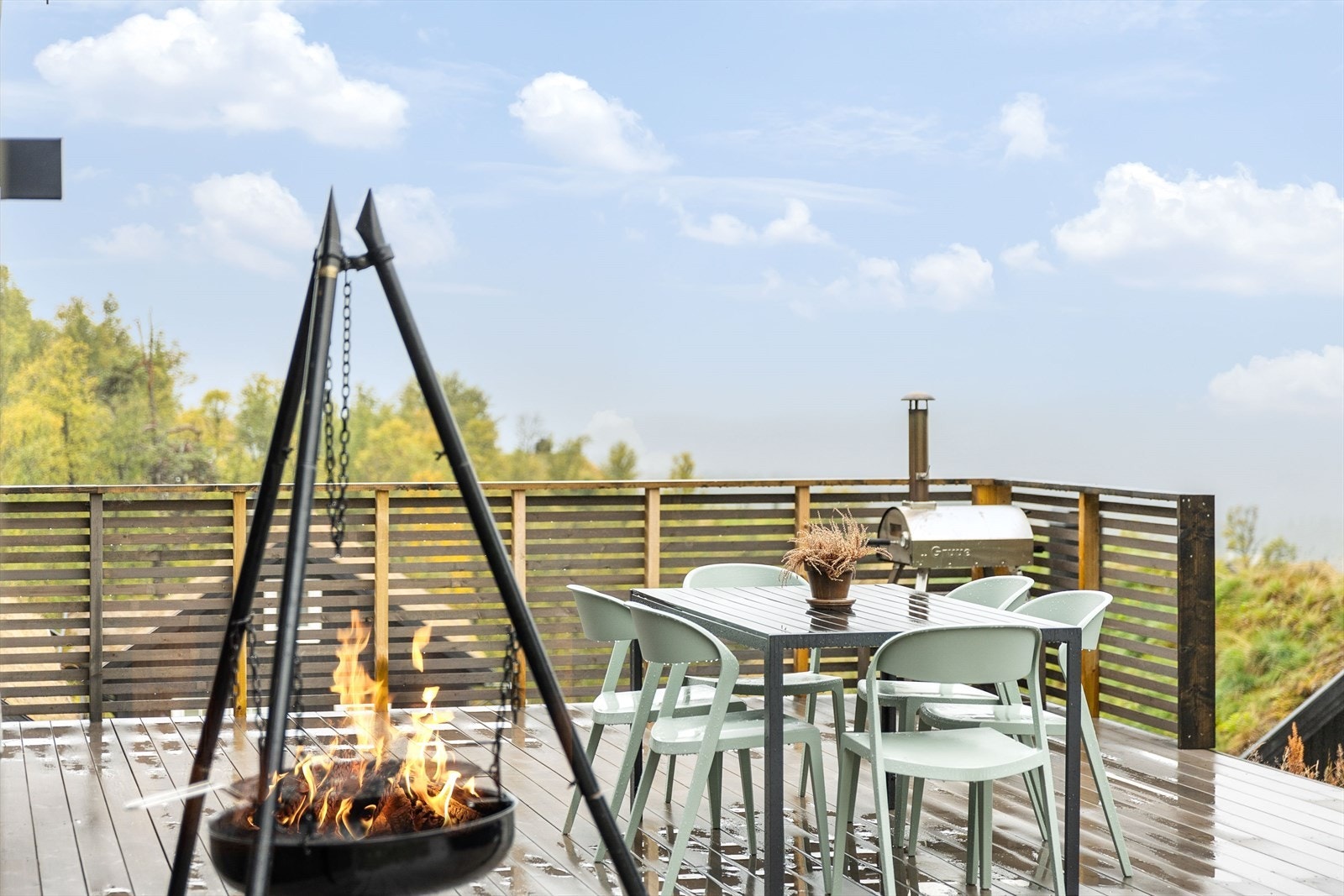 Vår, høst og sommer kan man nyte naturen til fots, med fine fjellturer, badevann, jakt, fiske og bærplukking Galleribilde