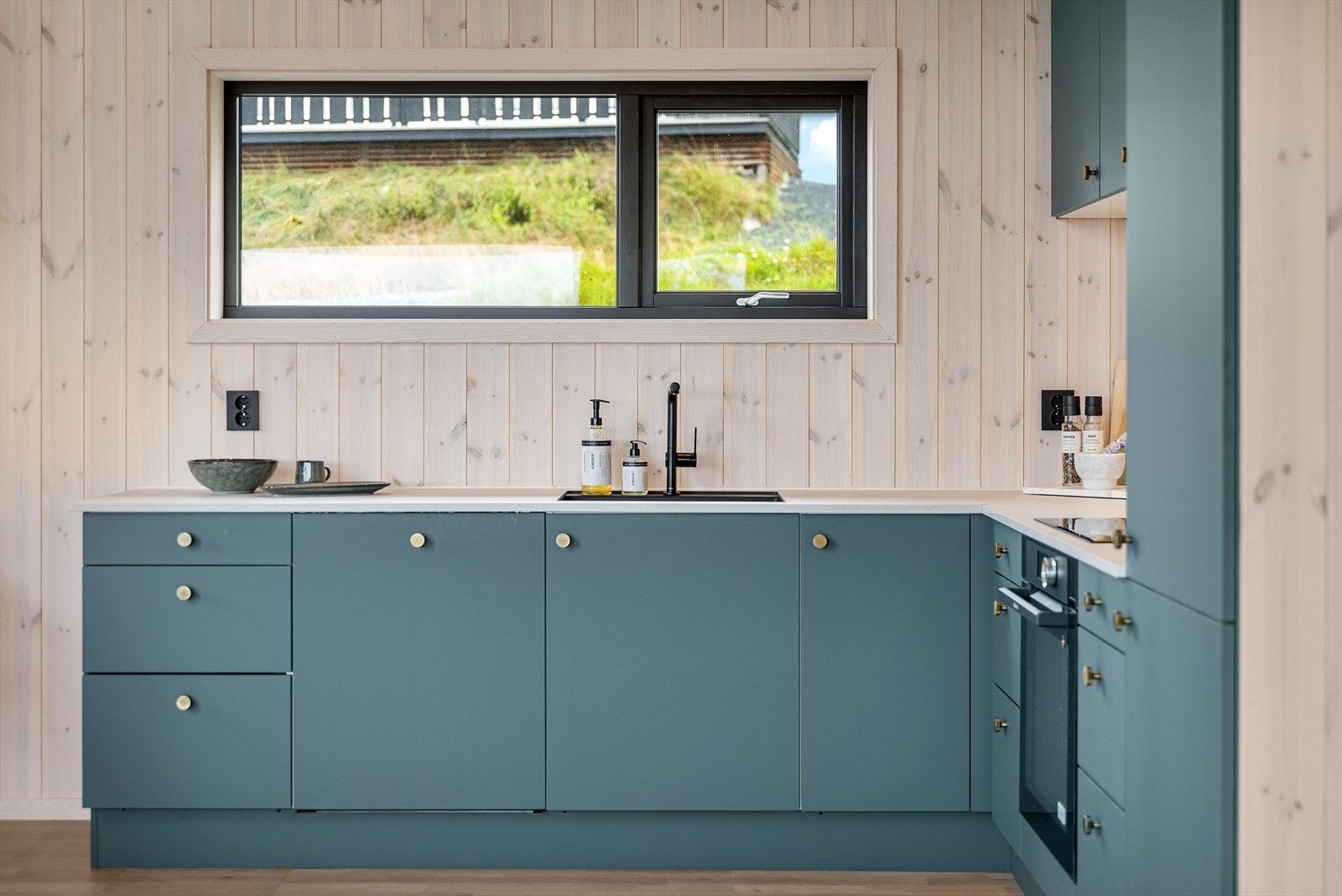 Integrert kjøl/fryseskap, stekeovn, platetopp og oppvaskmaskin Galleribilde