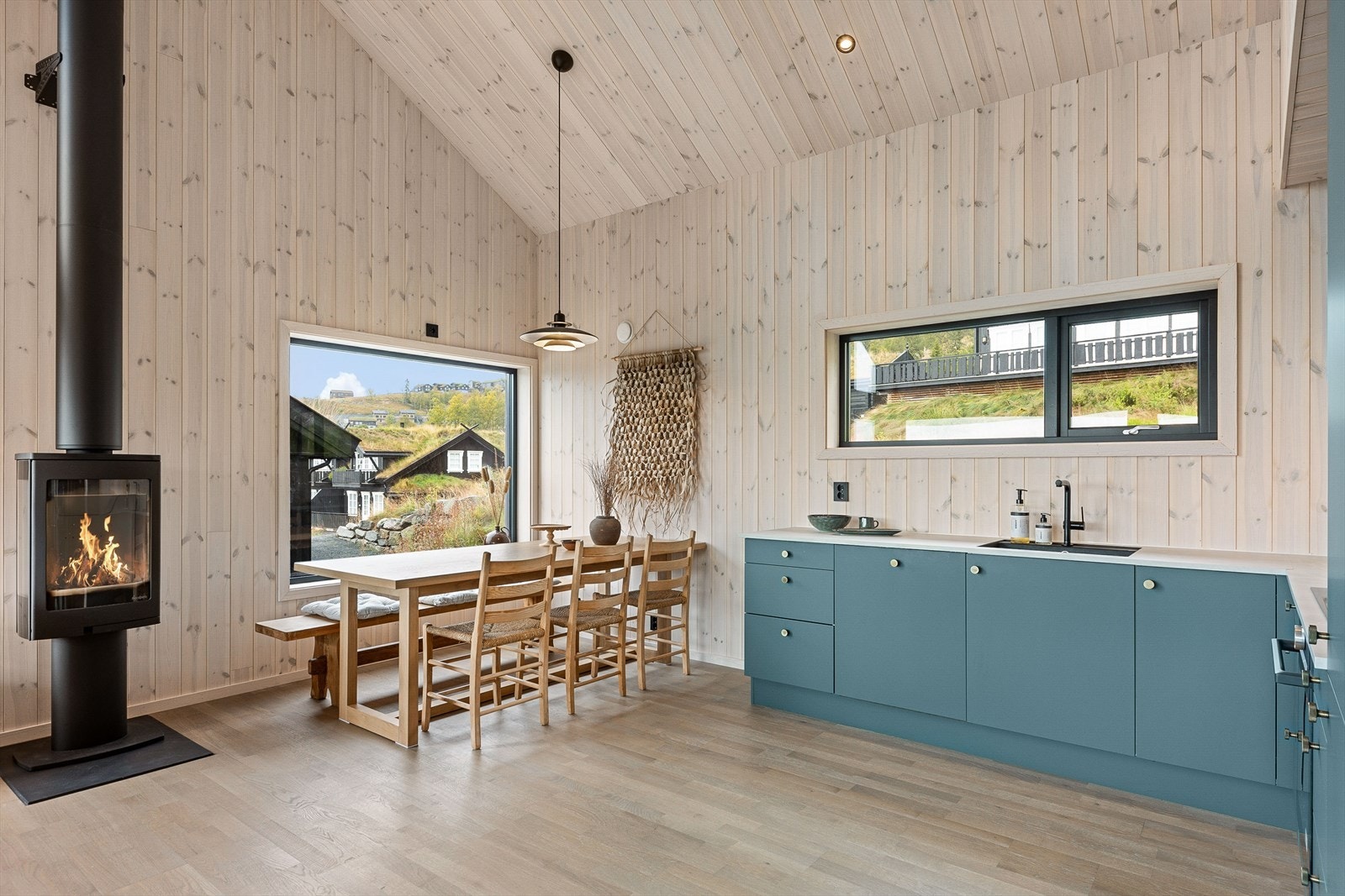 Spisegruppe i tilknytning til kjøkken Galleribilde