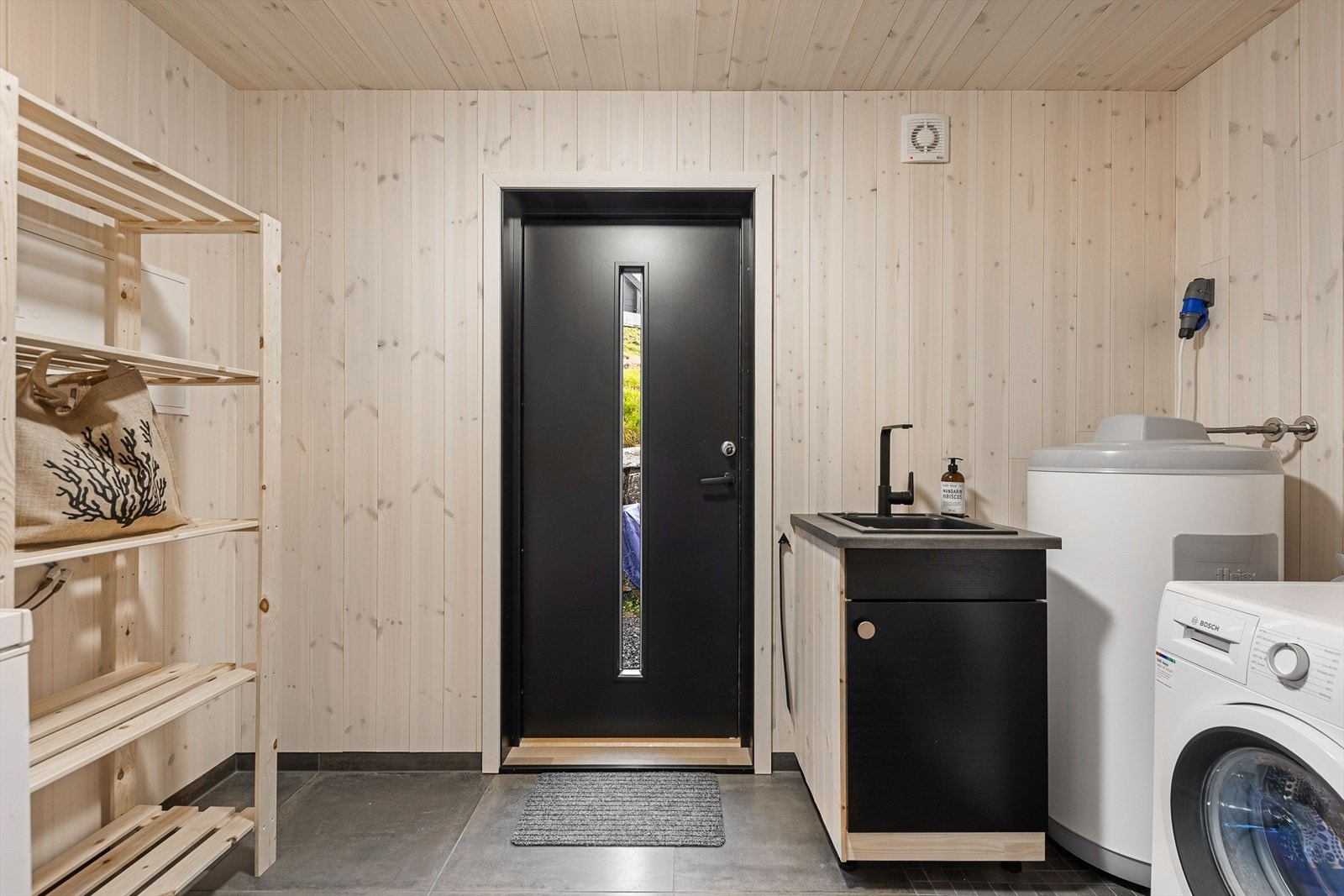 Her er det opplegg for både vaskemaskin og tørketrommel. Vask over skap Galleribilde