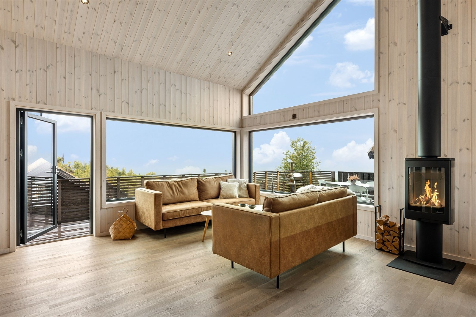 Gjennom stuevinduene er det flott utsikt mot Raulandsfjellene Galleribilde